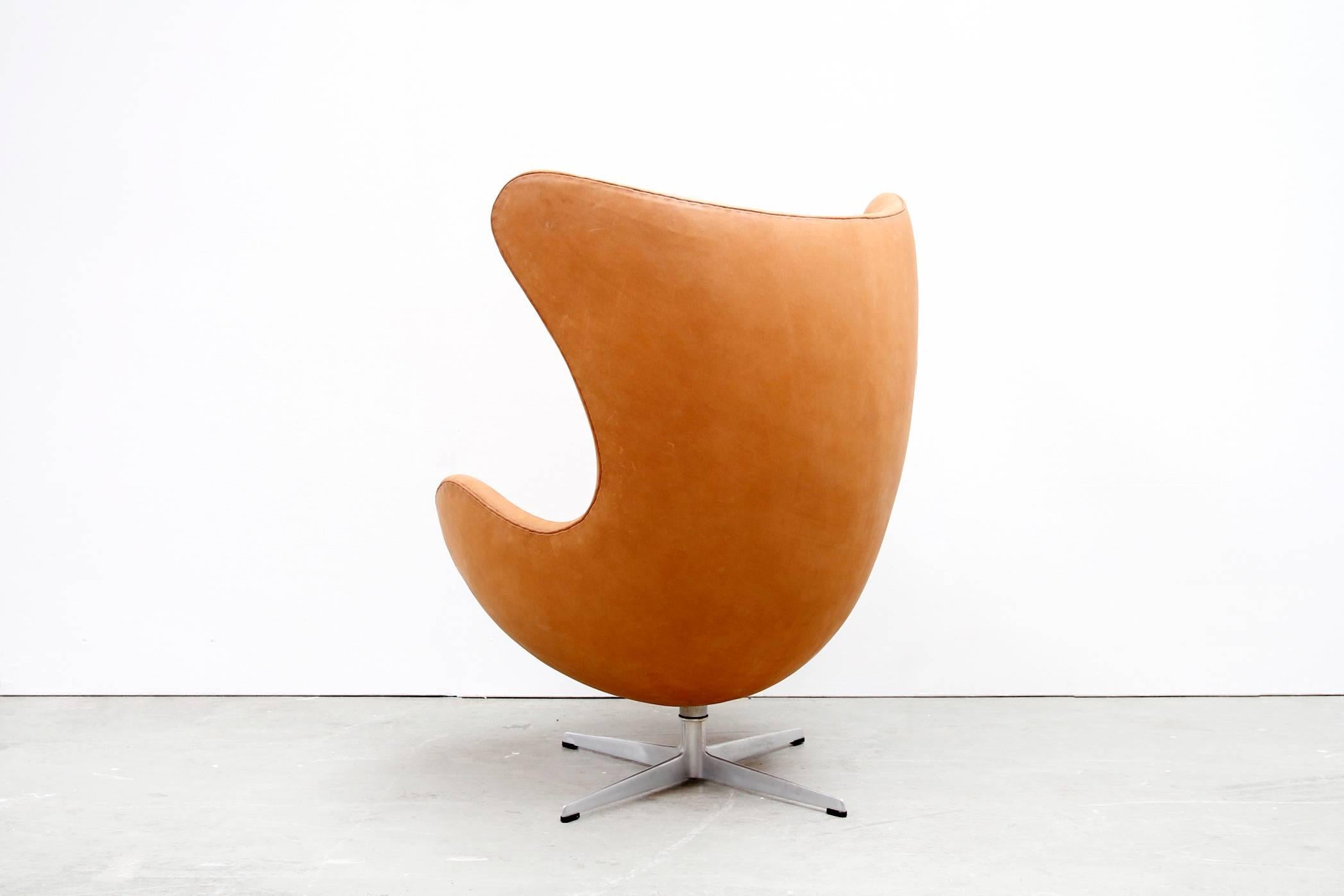 Scandinavian Modern Cognac Leather Egg Chair by Arne Jacobsen for Fritz Hansen, 1966