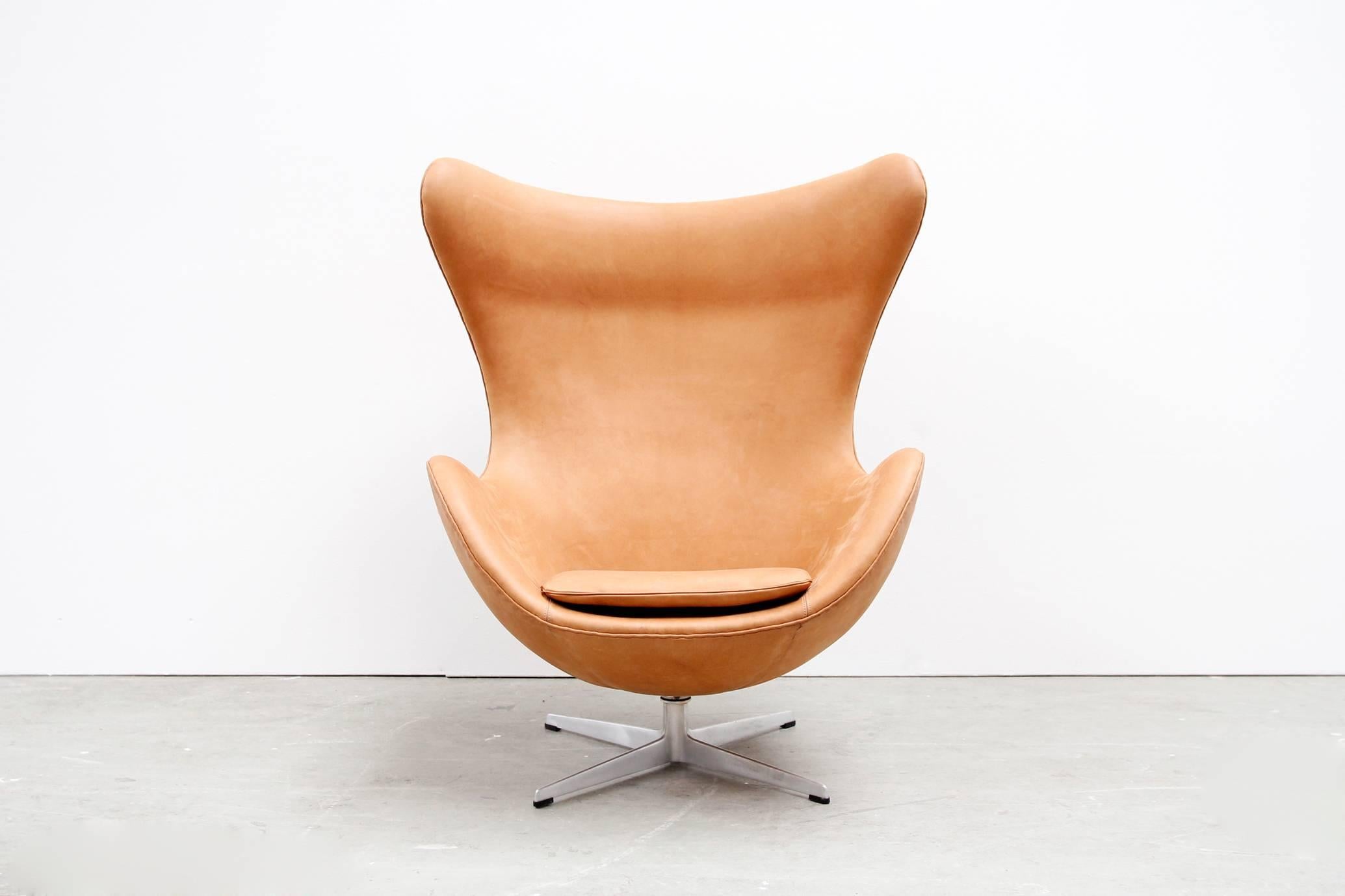 A real showpiece is this Arne Jacobsen Egg chair from 1966!
This model is specially designed for the Royal SAS Hotel in Copenhagen in 1958, and since all the lines of this building were so incredibly straight, Arne Jacobsen has designed this