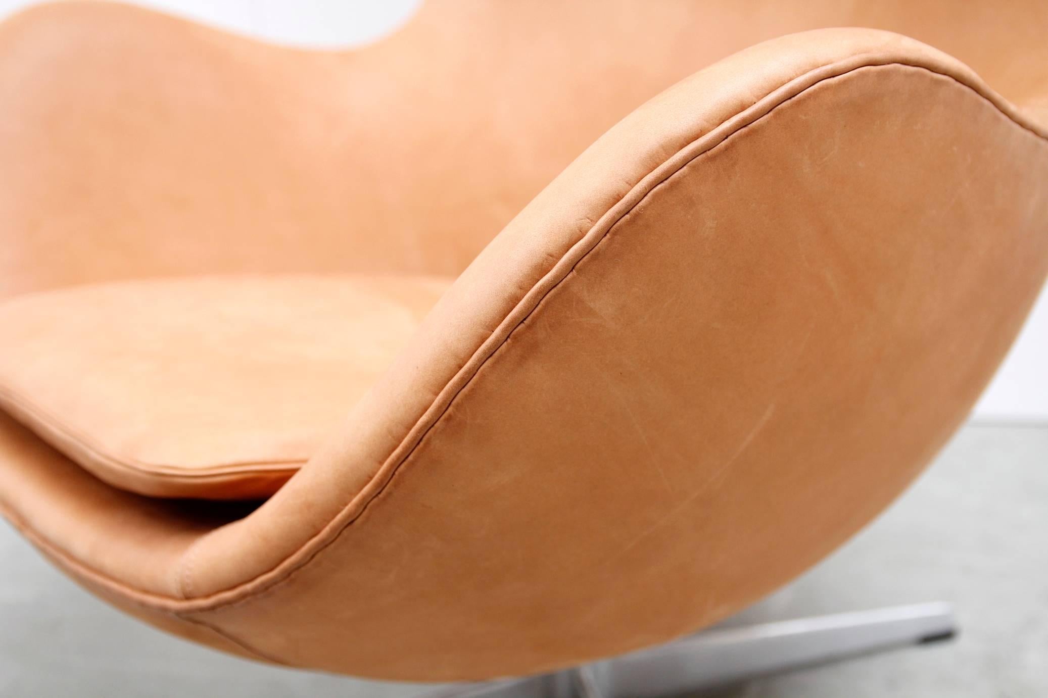 Cognac Leather Egg Chair by Arne Jacobsen for Fritz Hansen, 1966 1
