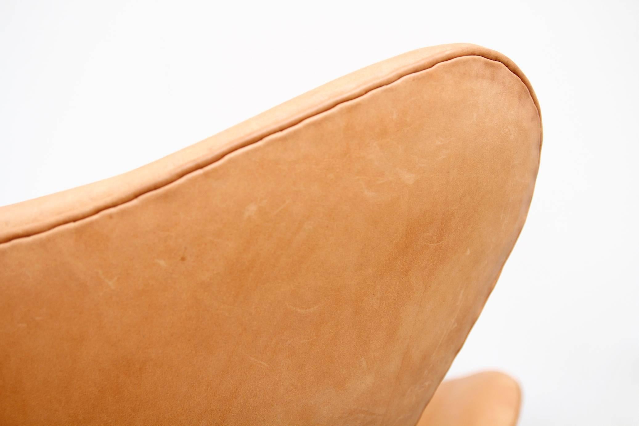 Cognac Leather Egg Chair by Arne Jacobsen for Fritz Hansen, 1966 2