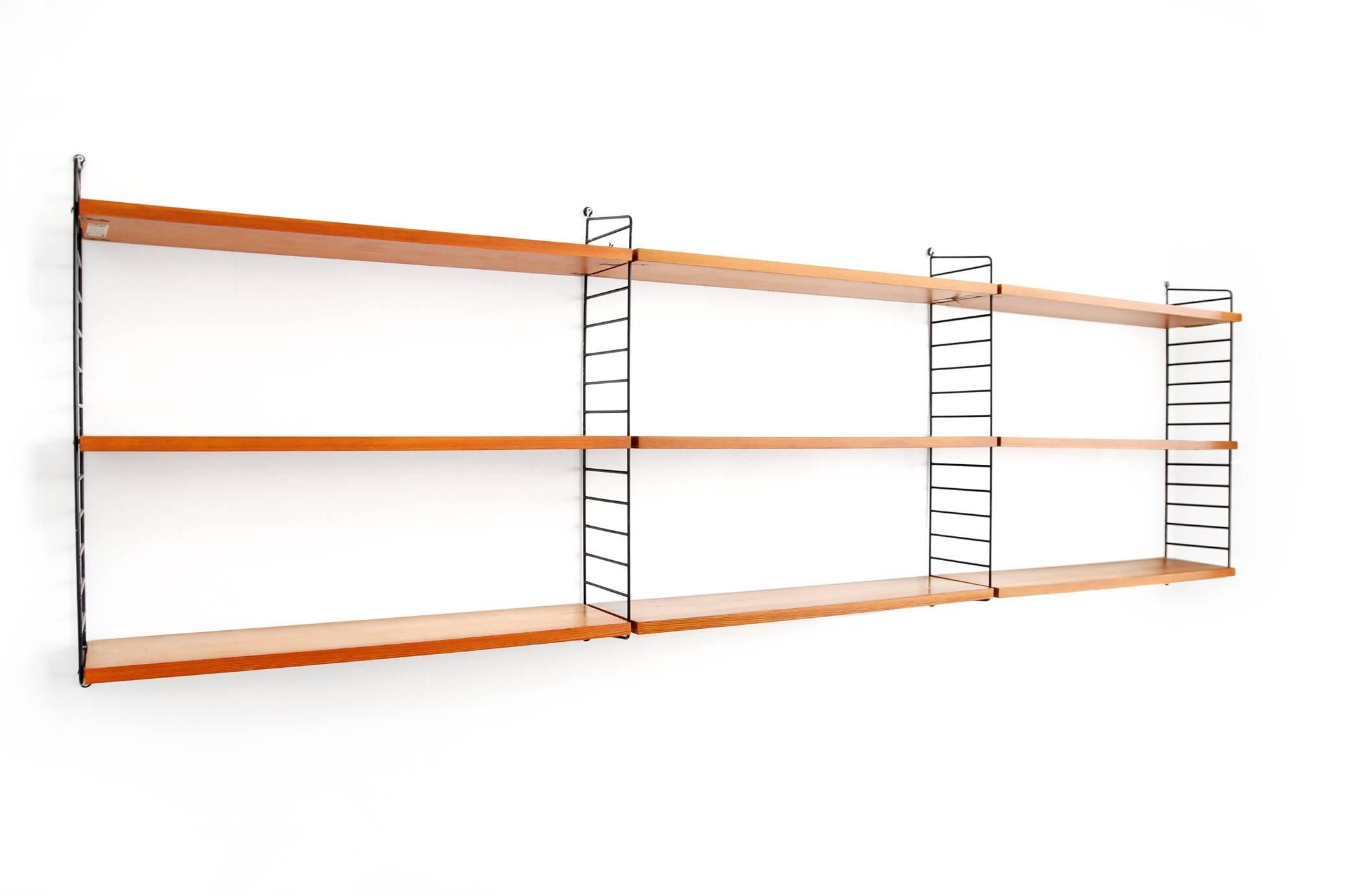 Beautiful original and early modulair String shelving system designed by: Nils Nisse Strinning and produced by String Design AB Sweden, October 1958.
What once was his graduation project, is now a populair item in a modern interior.
The shelfs are