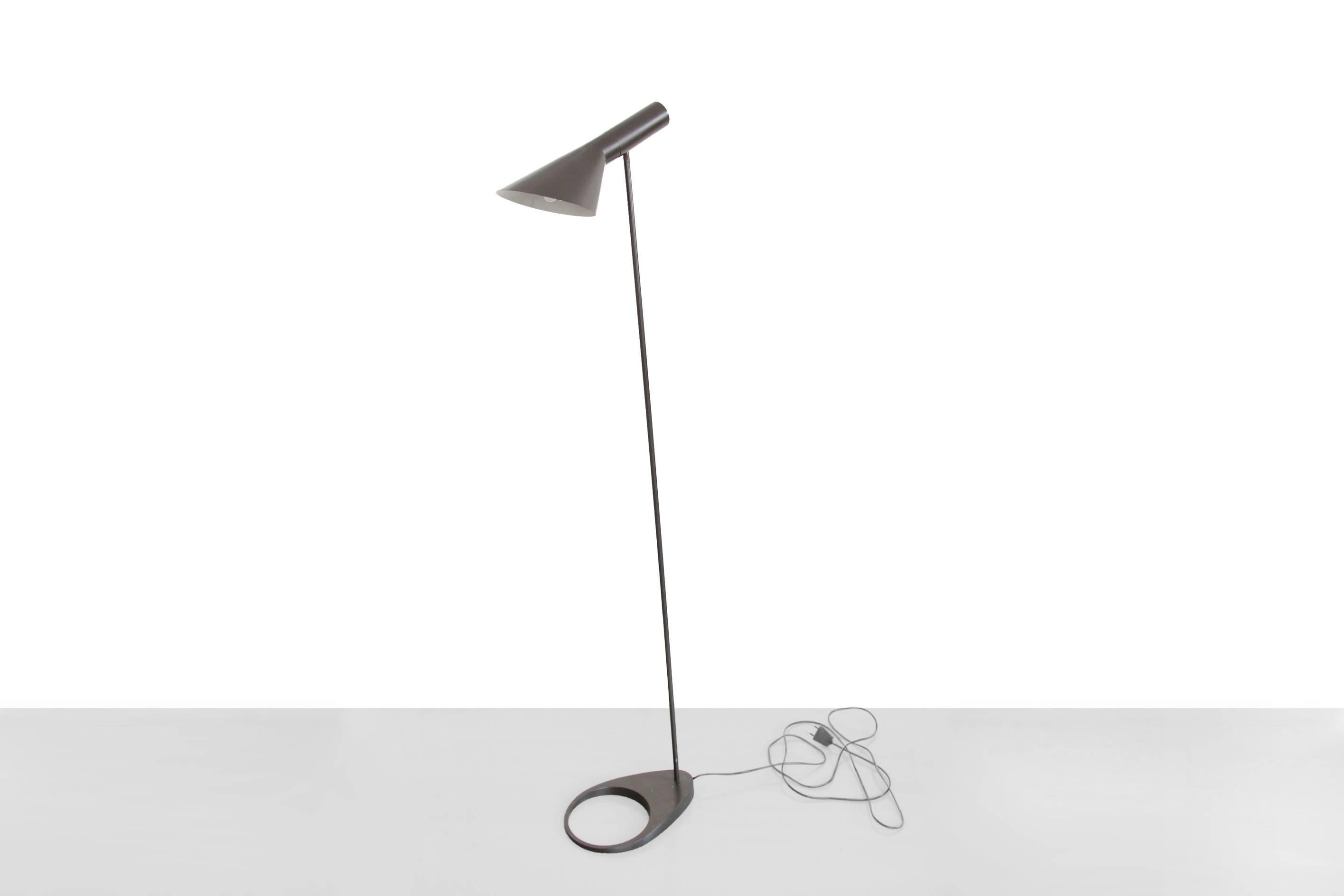 Magnificent first edition floor lamp designed by Arne Jacobsen for the Royal SAS Hotel in Copenhagen. This lamp is designed with a simple and sober design to ensure that the lamp does not distract from the furniture around him. That is also the