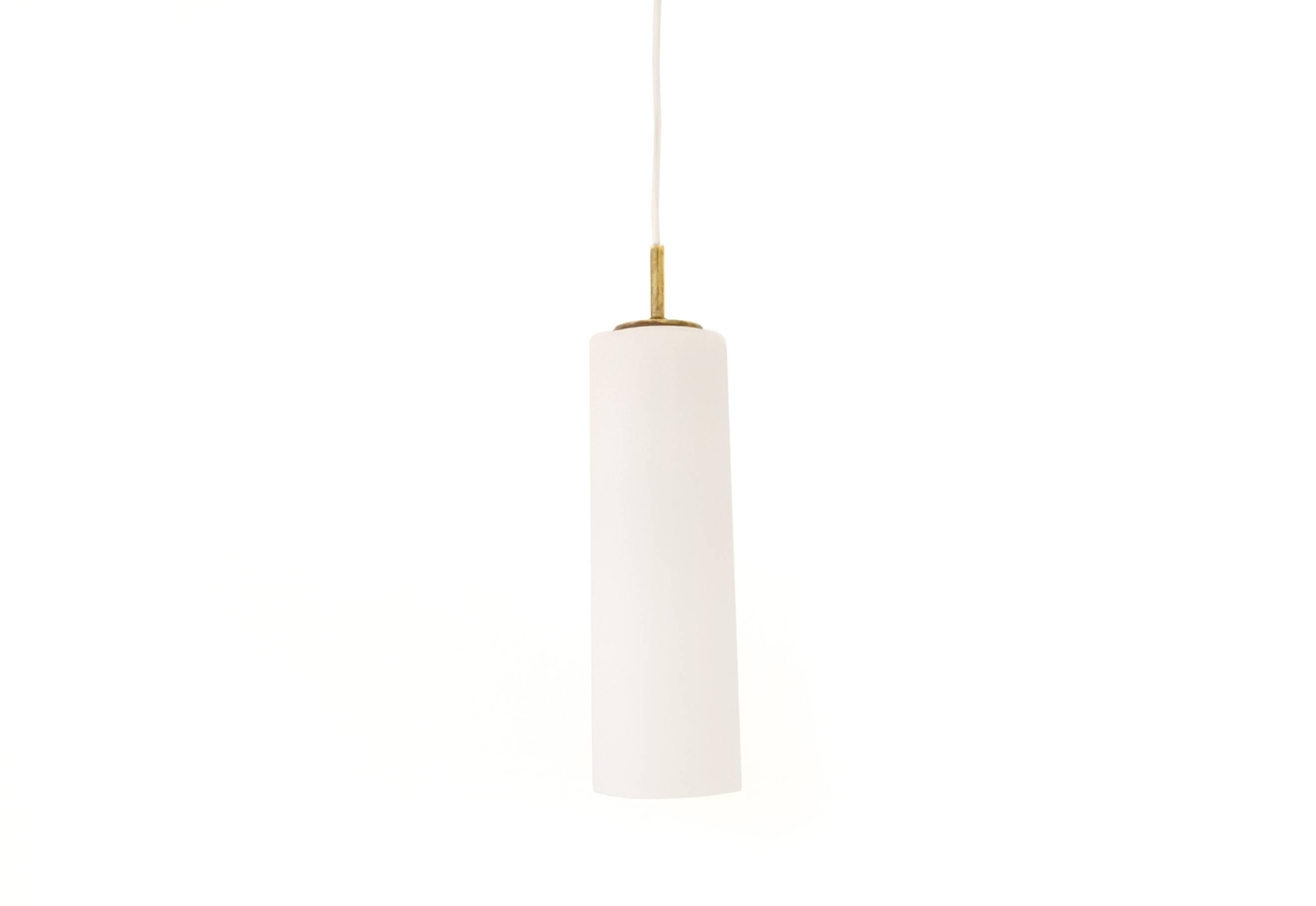 White Murano glass pendant designed by Gino Vistosi in the 1960s.
Completely original, made of white glass and brass. What we love about this glass hanging lamp is that you can also use it instead of a floor lamp, in a corner of the room for
