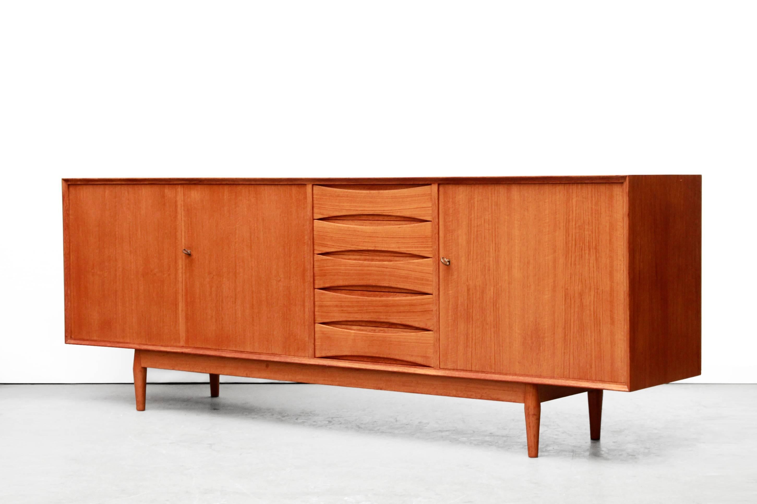 This sideboard is made from teak and features three doors and five drawers. Its design is reminiscent of Arne Vodder. The sideboard was purchased in Belgium, which was purchased there in the 1960s.
This sideboard is of very high quality. The way