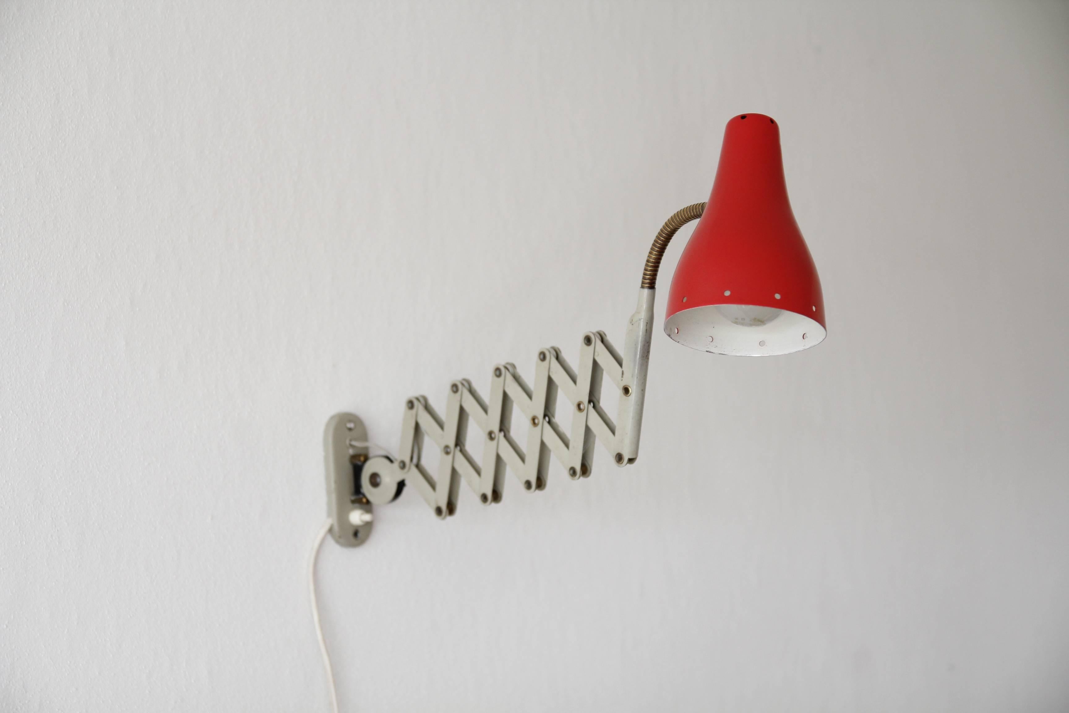 Dutch Scissor Wall Lamp by H. Busquet for Hala, 1950s In Good Condition For Sale In Amsterdam, NL