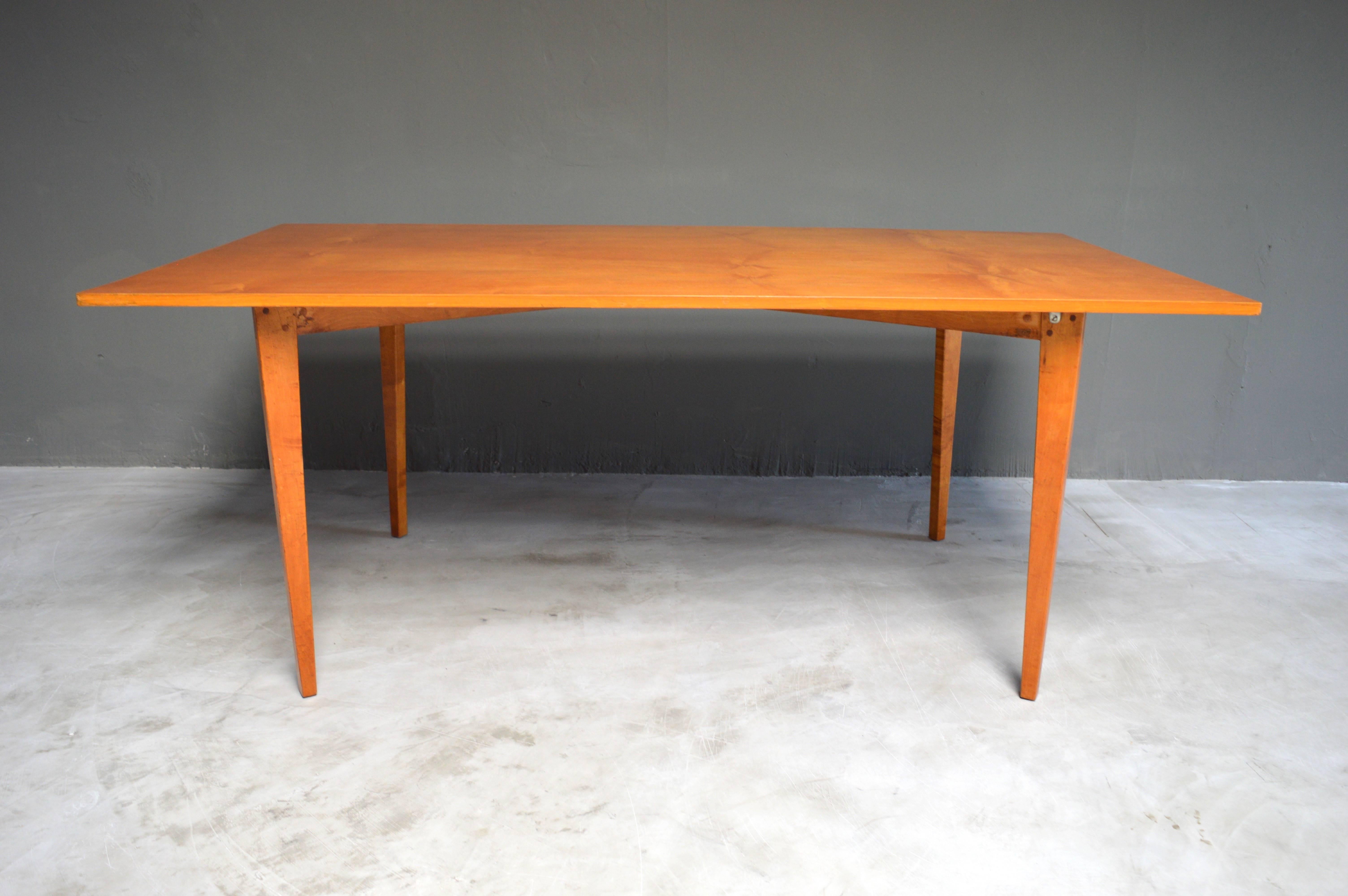 Ausgezeichneter Holztisch von Paul McCobb. Guter alter Zustand und gute Farbgebung. Ausgezeichnete Linien und Design. Kann als Esstisch oder Konferenztisch verwendet werden. 