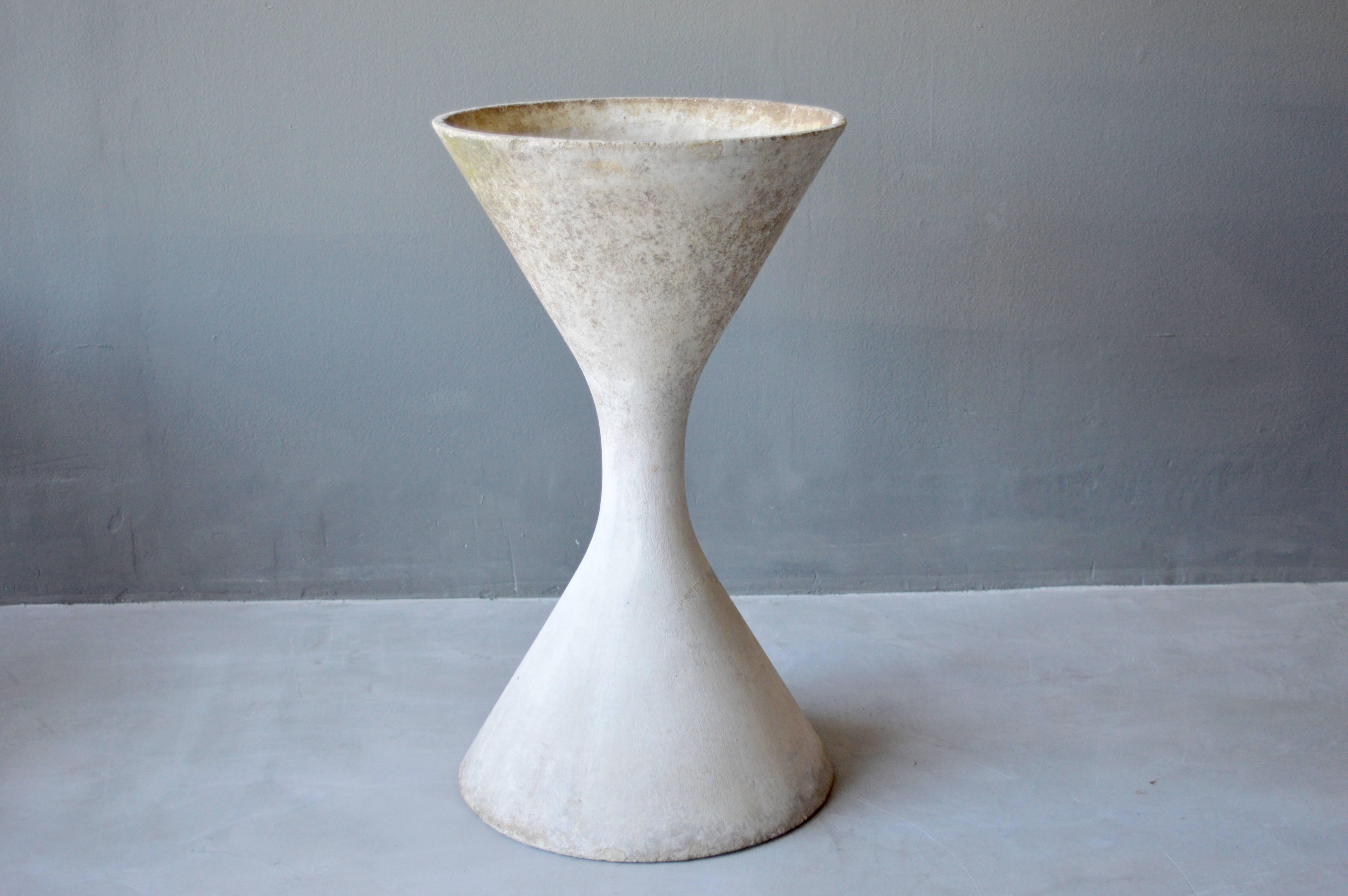 Elegant planter by Swiss architect Willy Guhl for Eternit. Cement planter is in excellent vintage condition. Great patina! Other Willy Guhl pieces available is separate listings.
