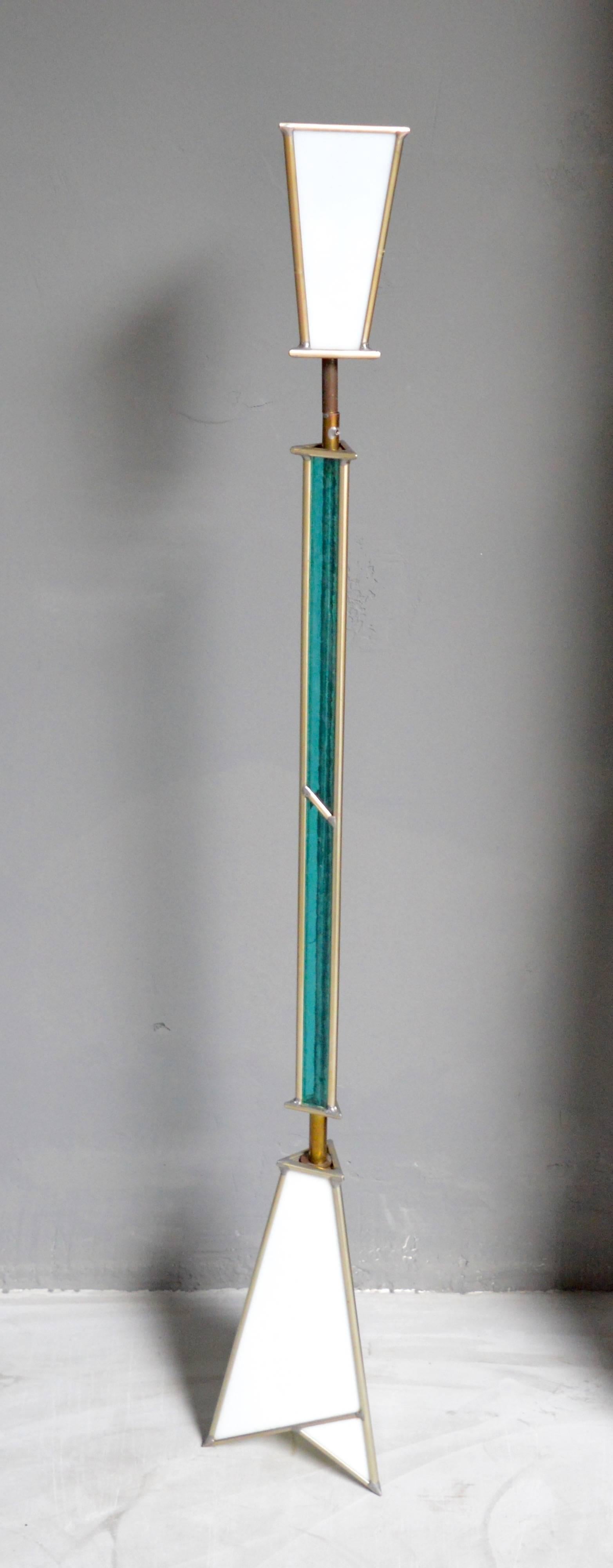 Ciondolo architettonico Art Deco degli anni '30, Francia. Vetro lattiginoso nella parte superiore e inferiore con ferramenta in ottone. Corpo in vetro colorato verde acqua. Un design davvero unico. Ricablata di recente.