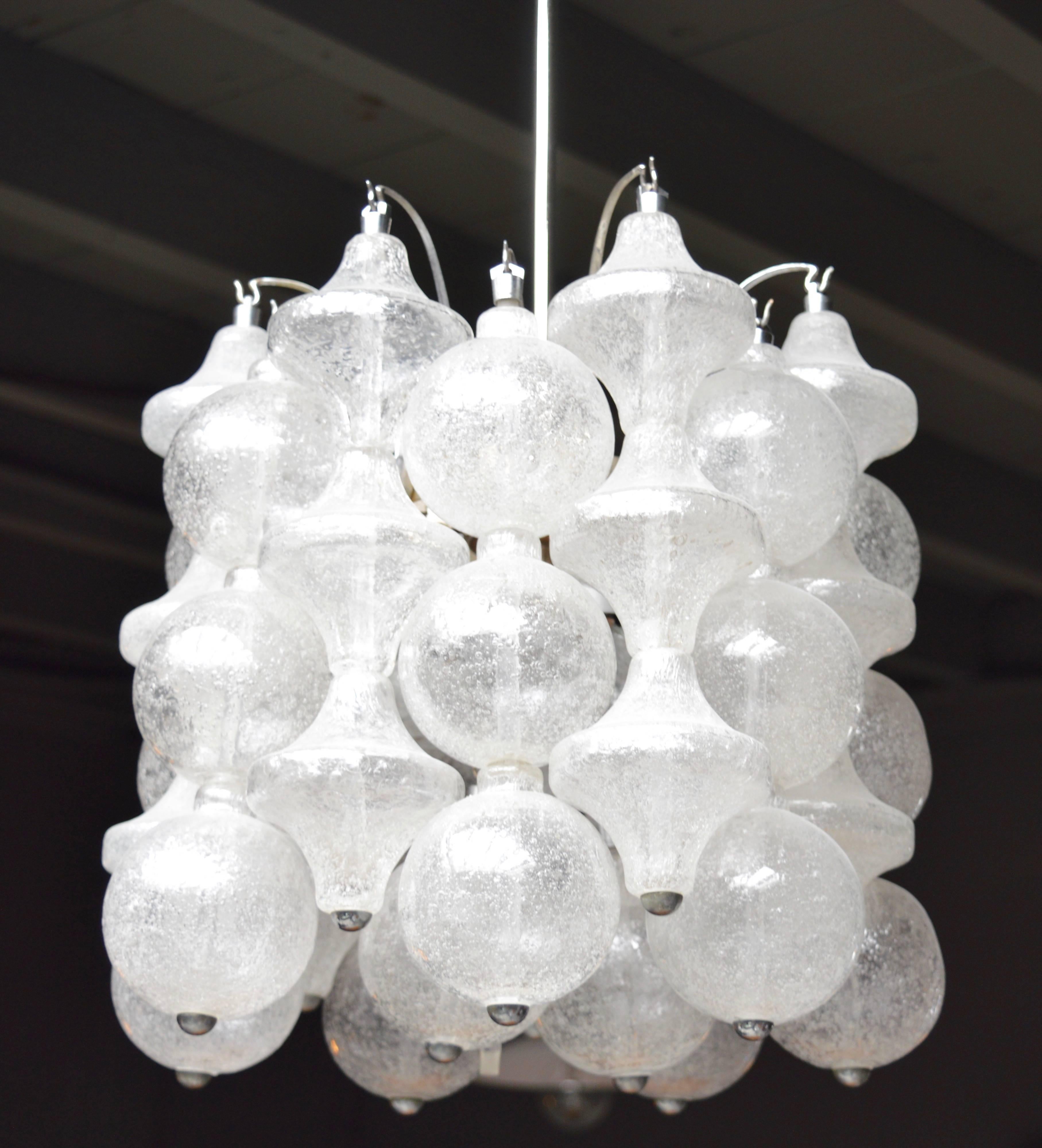 Splendido lampadario in vetro soffiato a mano di Seguso. Alternanza di vetri rotondi e a forma di tulipano con ferramenta e stelo in nichel. Ricablata di recente. È bellissimo sia sopra che fuori. Eccellenti condizioni vintage.