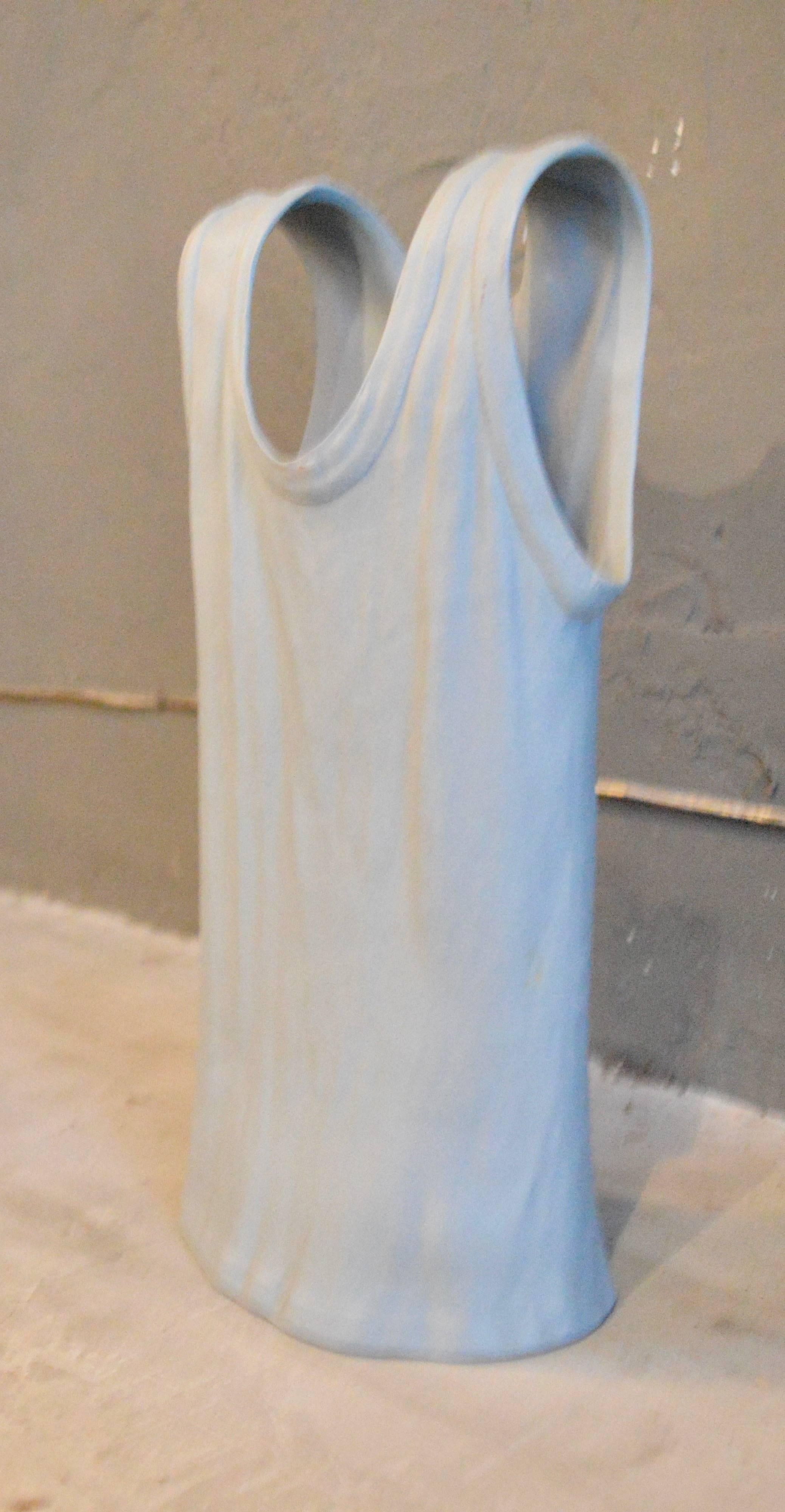 Kollektion von 5 skulpturalen T-Shirt-Vasen (Keramik) im Angebot