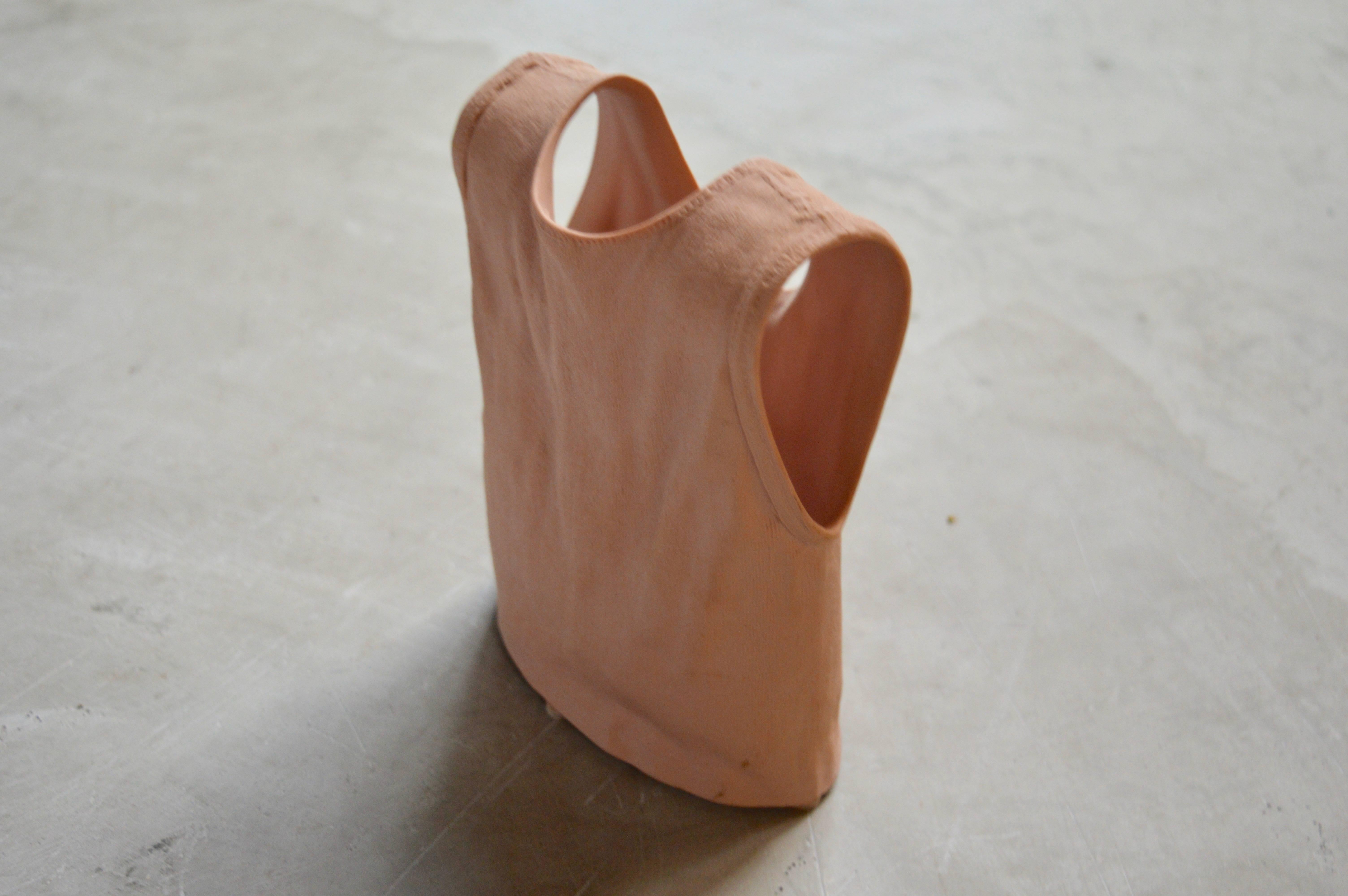 Einzigartige T-Shirt-Vase aus rosa Keramik. Sehr interessantes skulpturales Objekt. Größere Keramik-T-Shirt-Vase in separatem Angebot erhältlich. Die passende T-Shirt-Vase ist in einem separaten Angebot in Hellblau erhältlich. Ausgezeichneter