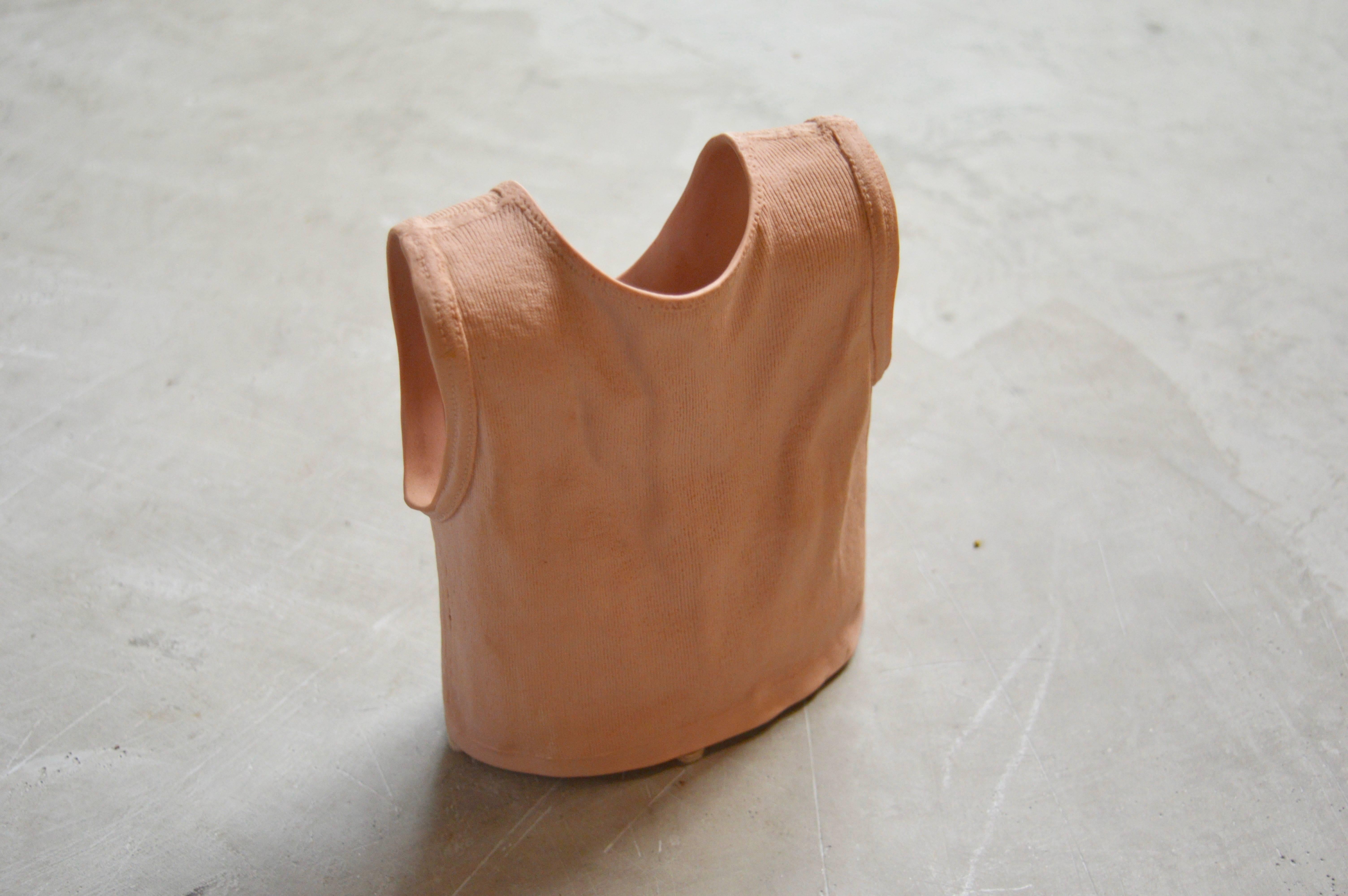 Rosa T-Shirt-Vase aus Keramik im Zustand „Hervorragend“ im Angebot in Los Angeles, CA