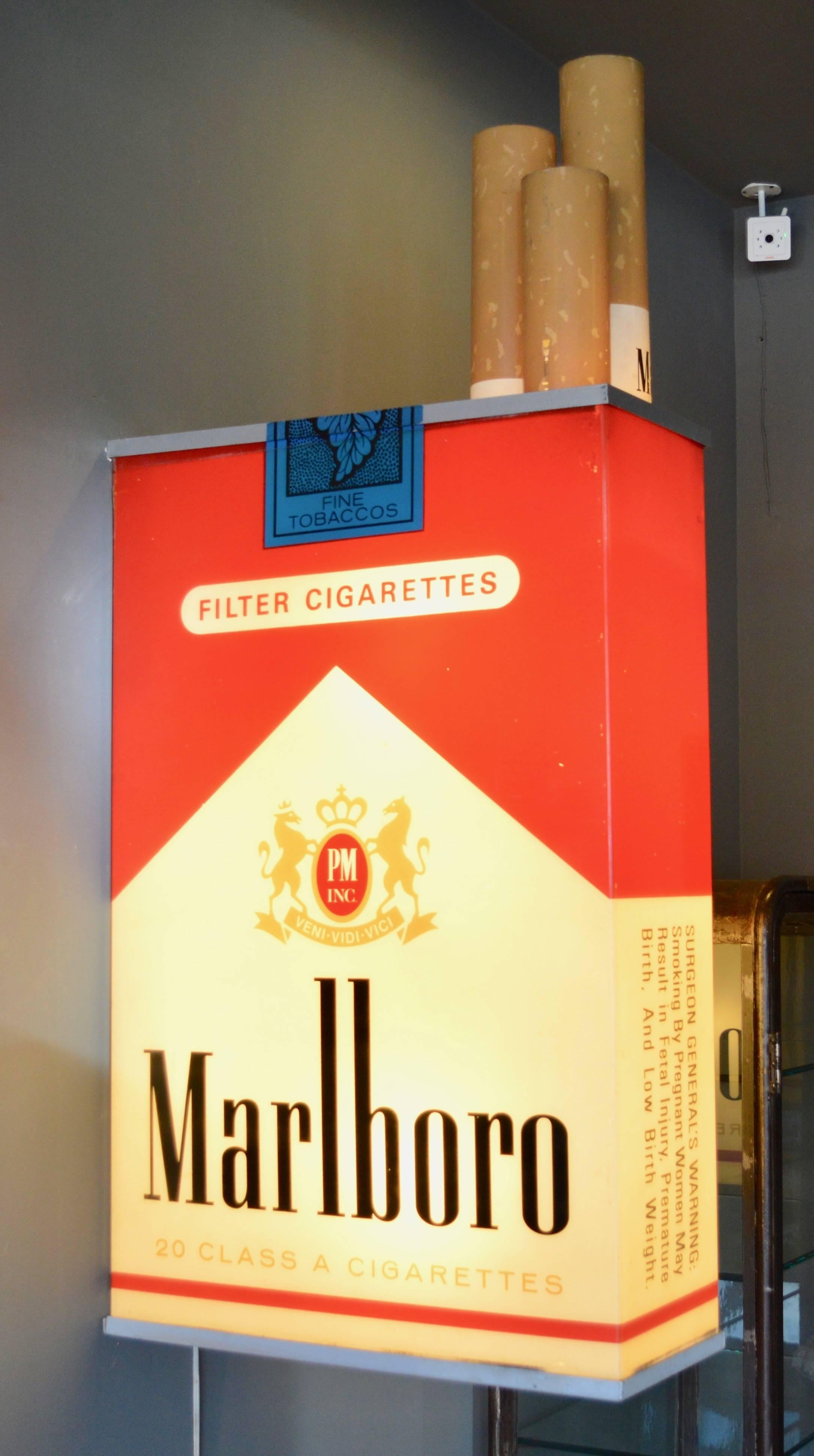 Massiver Vintage Marlboro Light Up Zigarettenverpack aus Marlboro 2