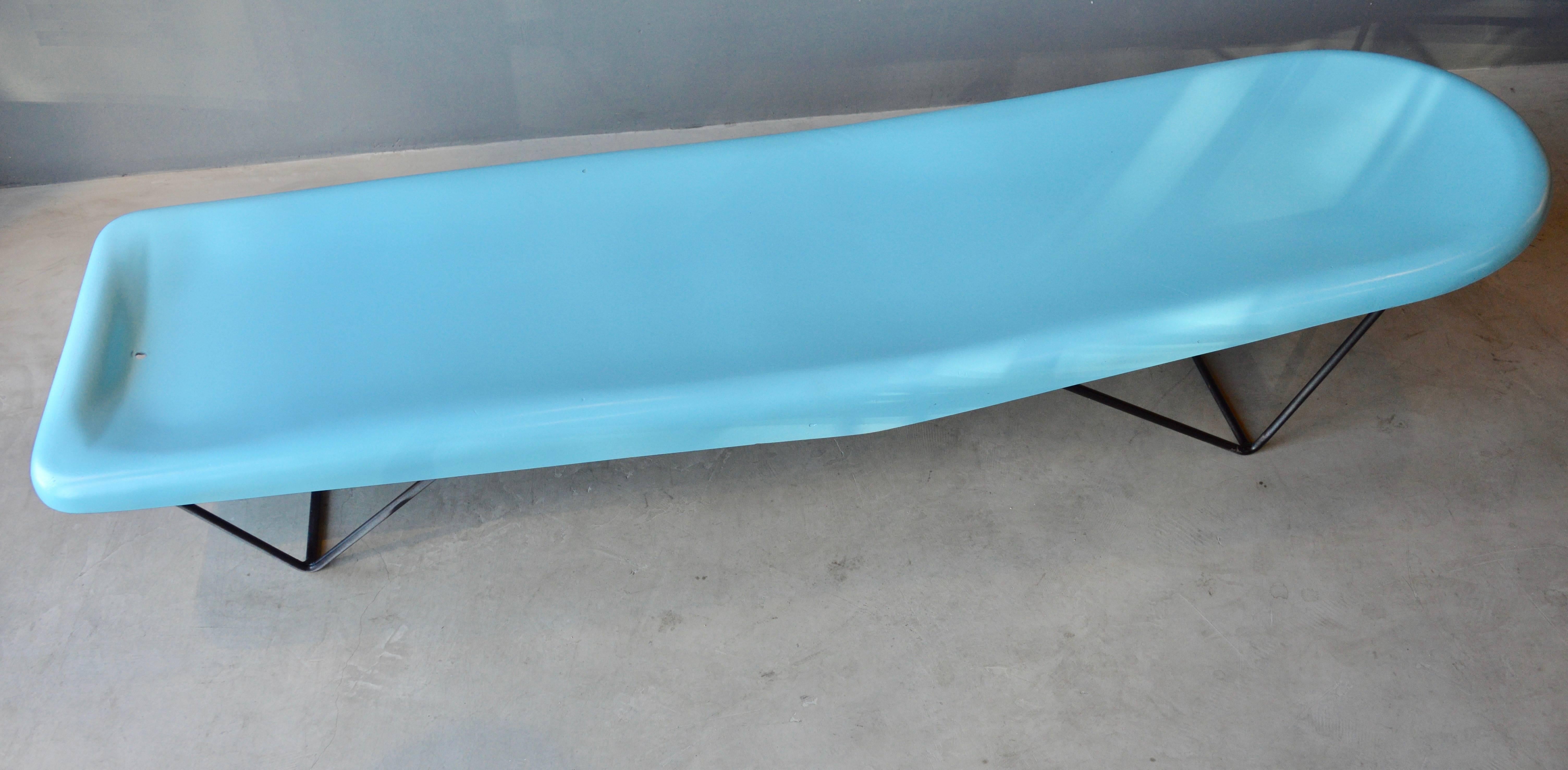 Paire de chaises longues de patio vintage en fibre de verre et fer par Fibrella en vente 1