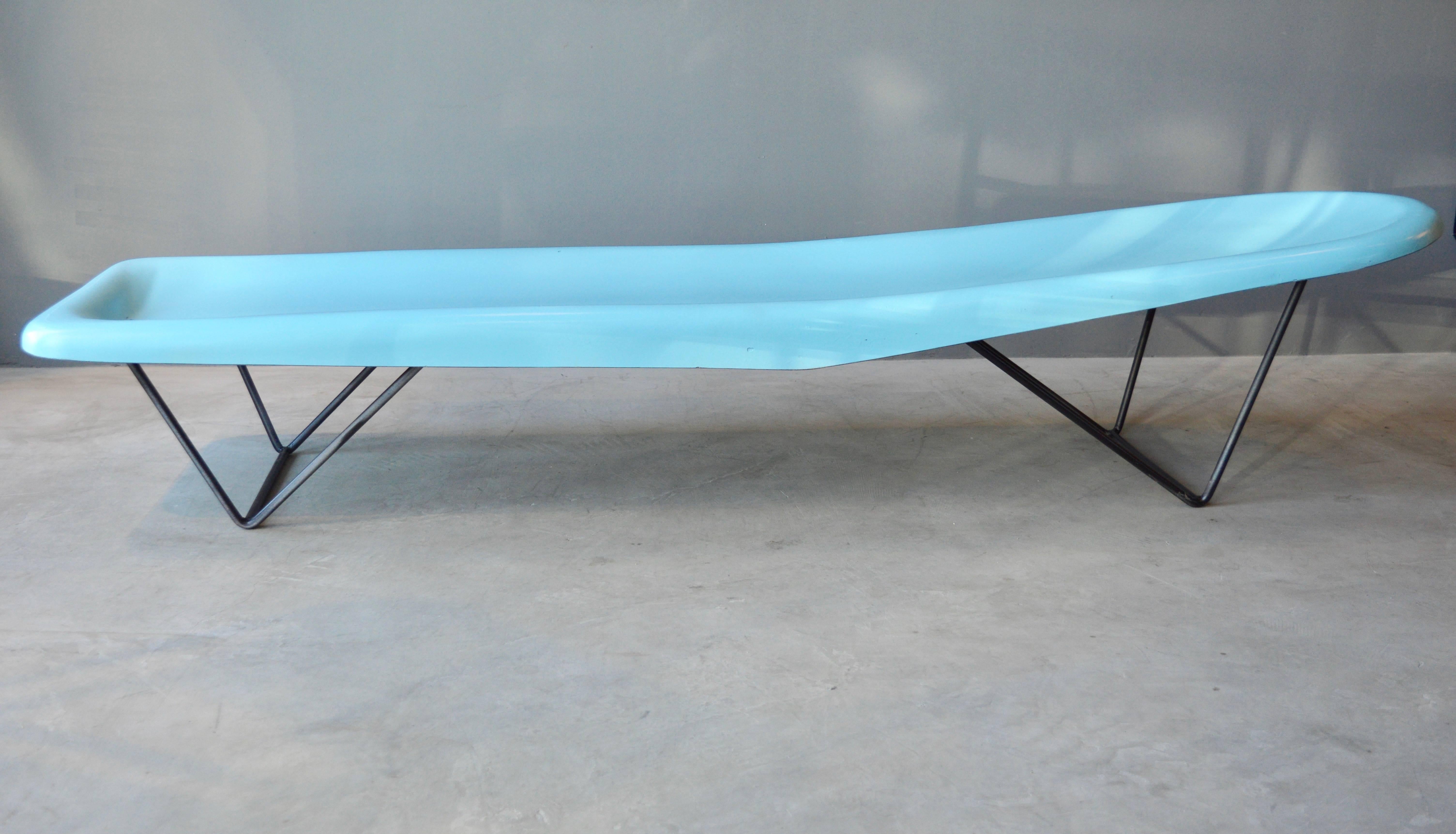 Fin du 20e siècle Paire de chaises longues de patio vintage en fibre de verre et fer par Fibrella en vente