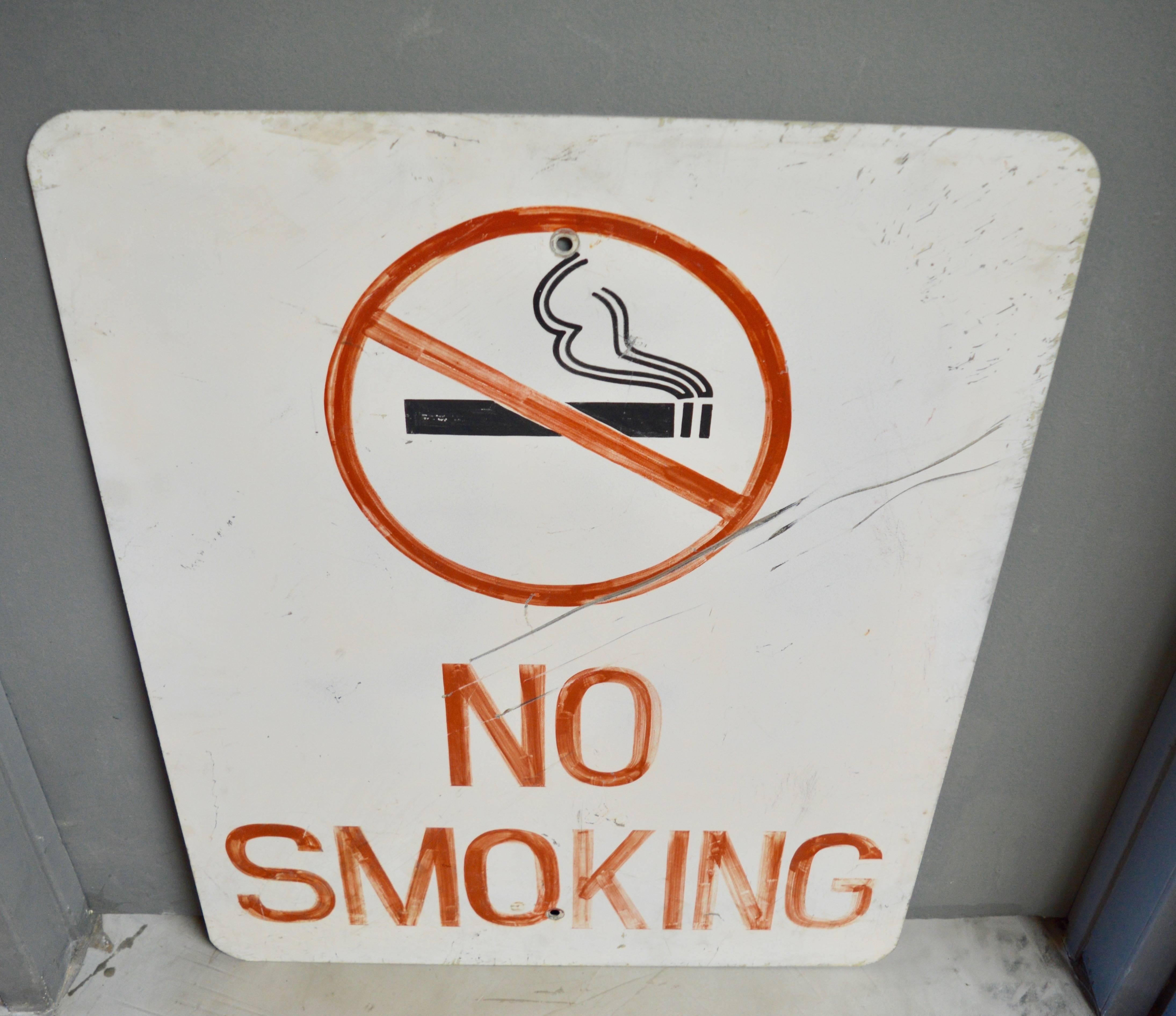 Tolles handgemaltes Vintage-Schild. Rauchverbot und eine durchgestrichene Zigarette, handgemalt auf weißem Stahl. Guter alter Zustand.