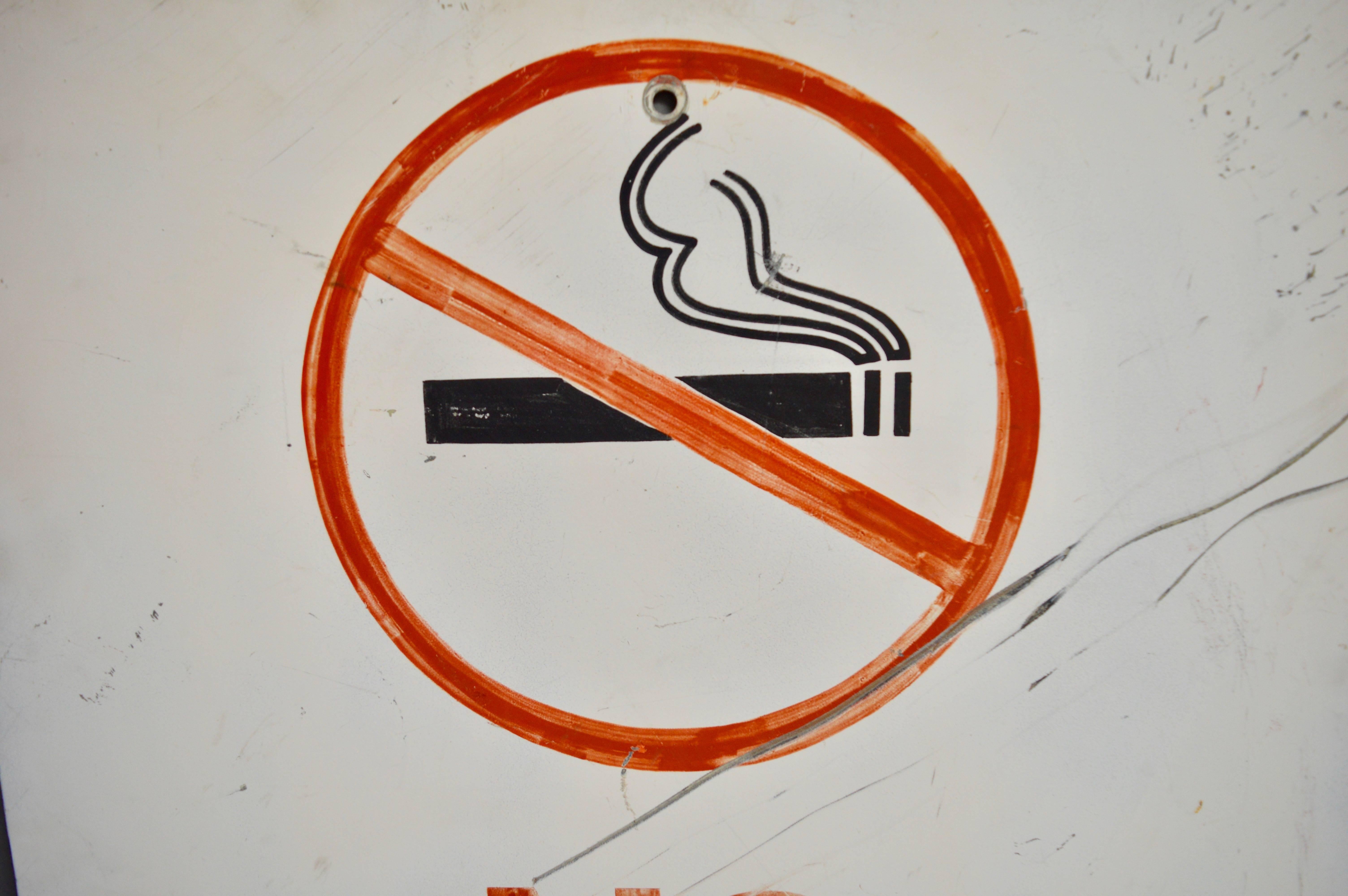 Handbemaltes „No Smoking“-Schild, signiert im Zustand „Gut“ im Angebot in Los Angeles, CA