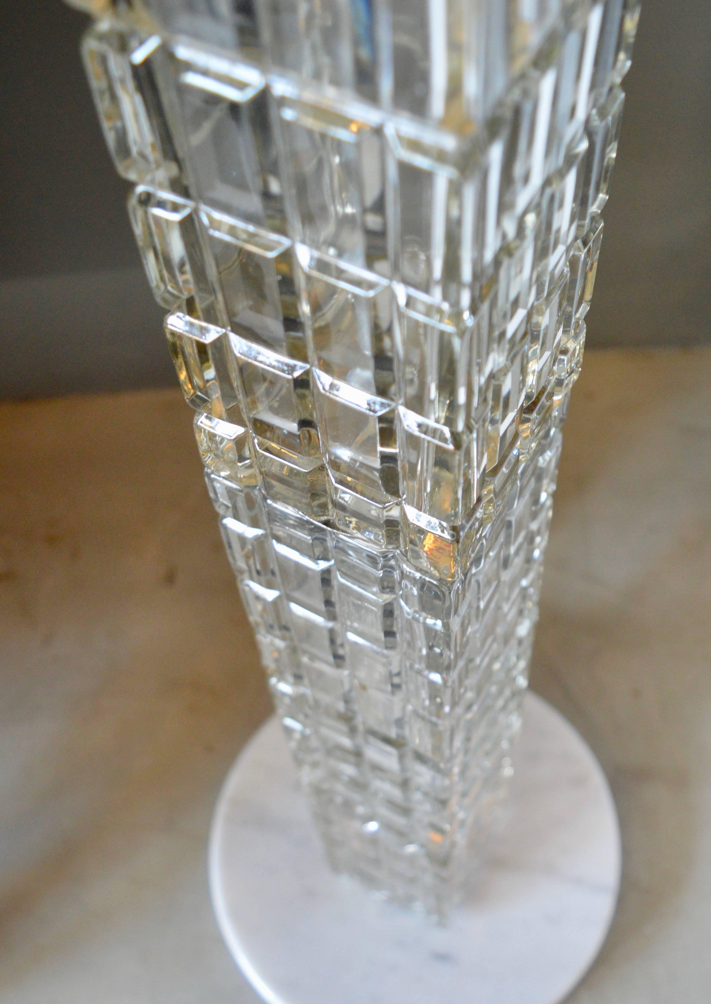 Elegante lámpara de pie de cristal facetado de los años 50 con base de mármol de Carrara. Recién recableado. Tono personalizado disponible por 100 $. Excelente estado vintage. Un pequeño desconchón en la esquina de una de las piezas de cristal.