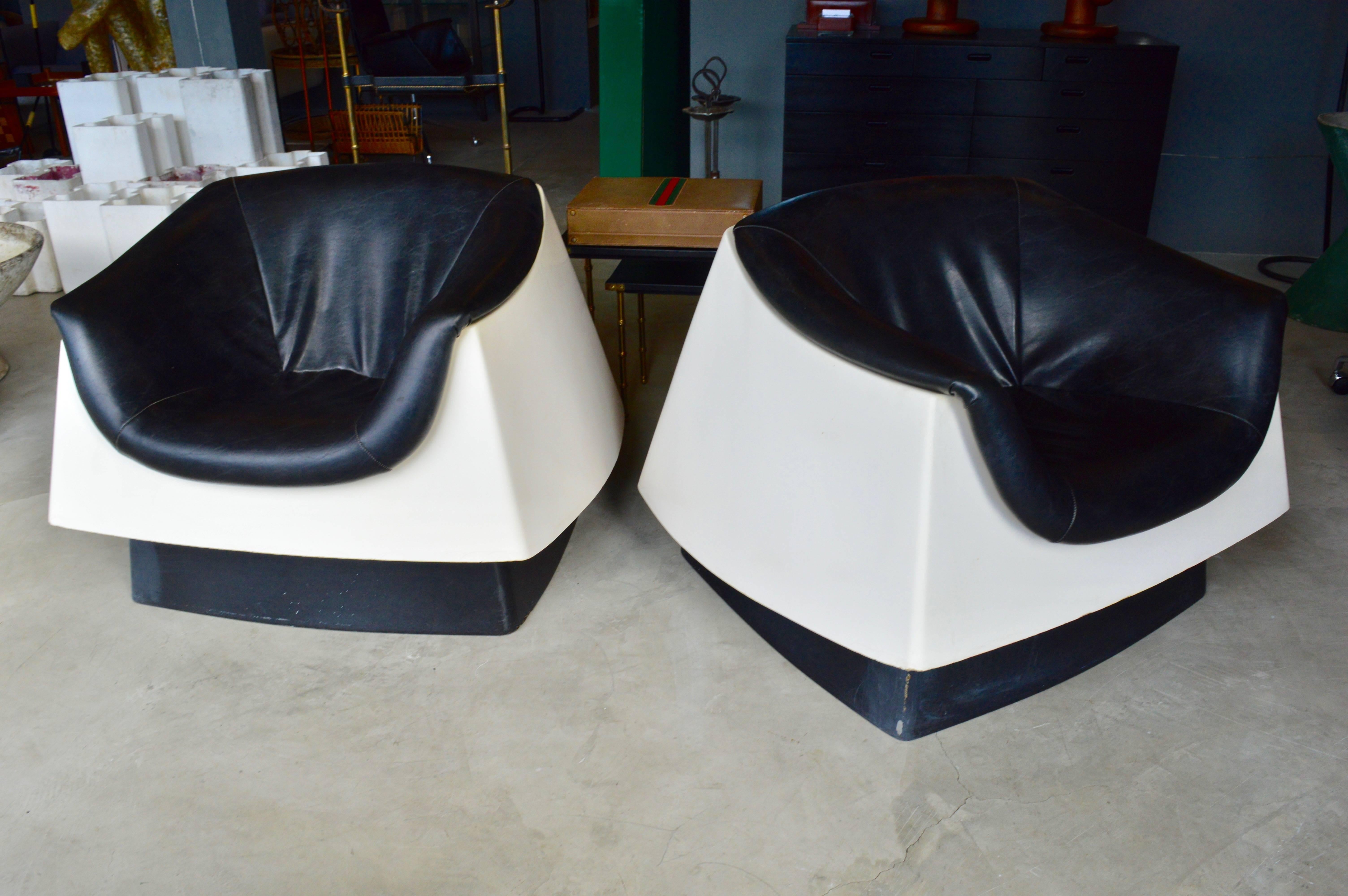 Handsome pair of sculptural fiberglass chairs in the style of Joe Colombo. Black base with white fiberglass chair. Original Skai seat covering. 

Very cool set of chairs. 

Great for indoors or outside.