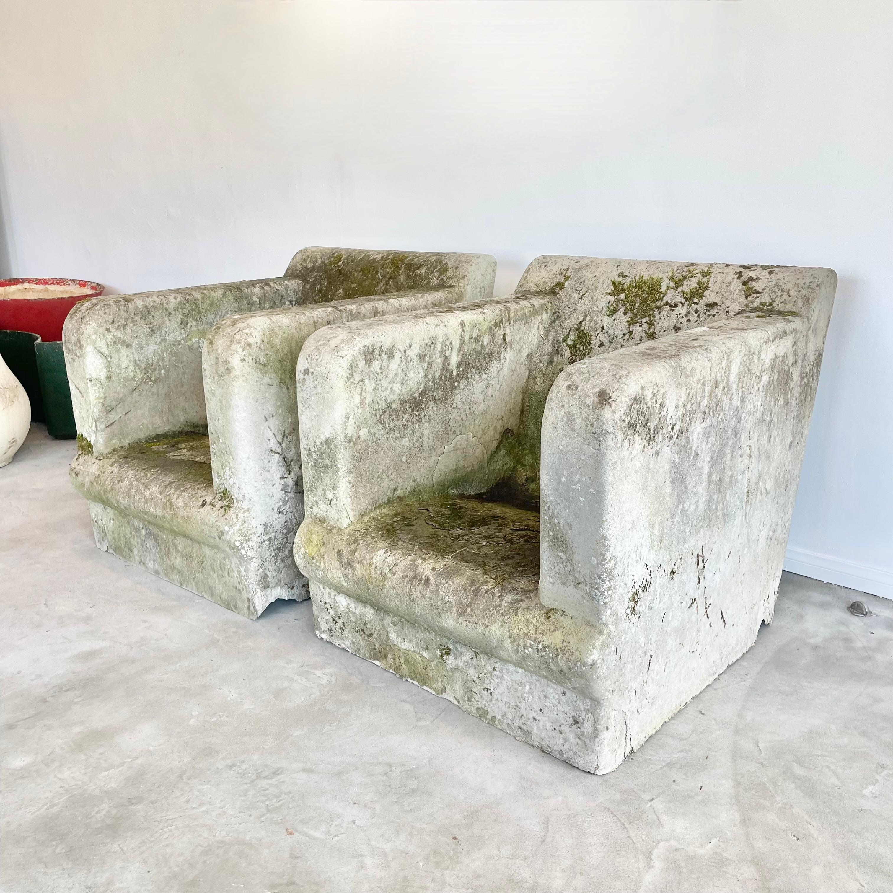 Atemberaubendes und äußerst seltenes Paar skulpturaler Stühle aus Beton für den Außenbereich. Handgefertigt in den 1940er Jahren in Belgien. Clubsessel mit Hohlkörper und perfekter Patina mit Ranken, Flechten und Moos. Unglaublich modernes Design