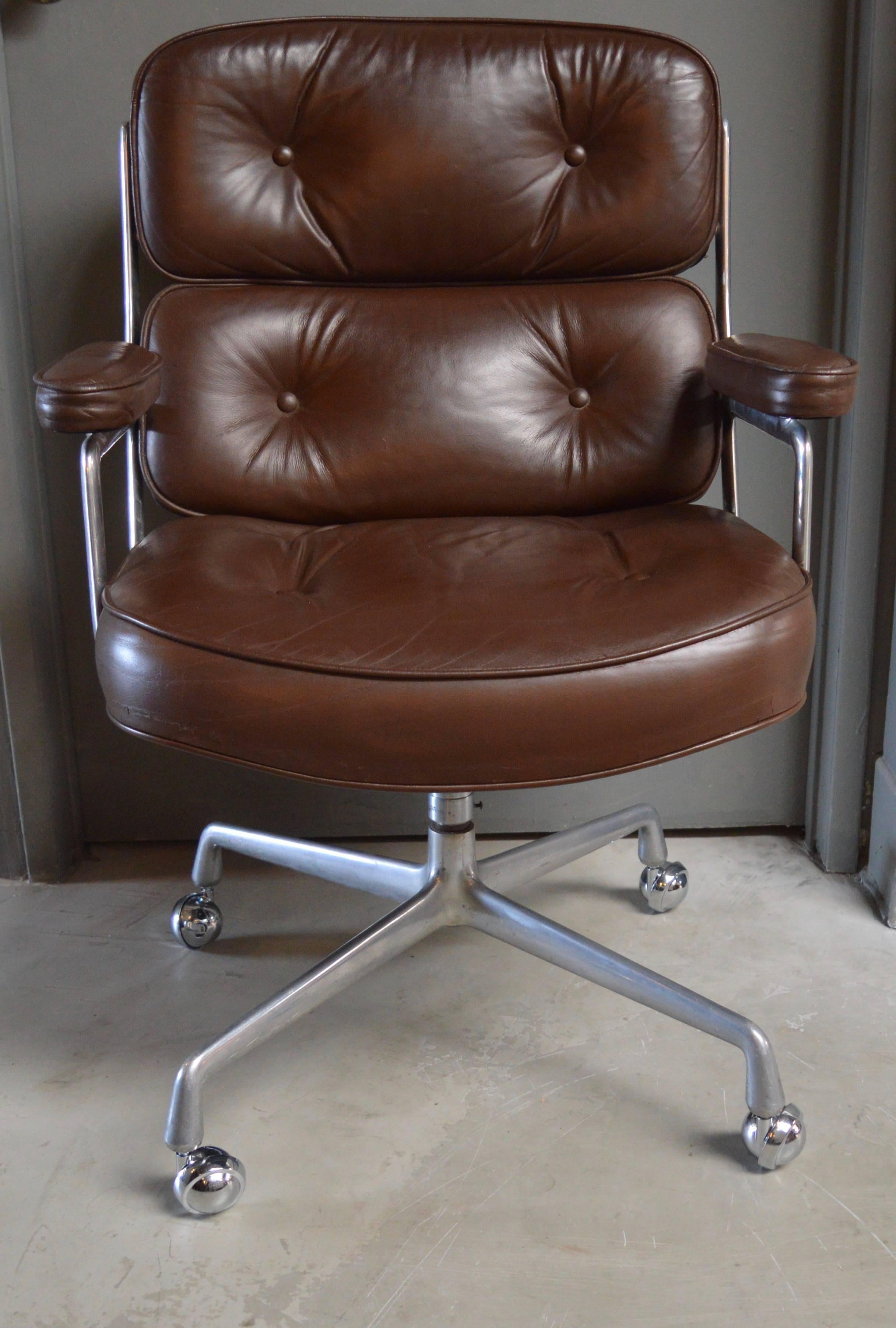 Toller alter Leder-Bürostuhl aus dem Time Life-Gebäude in New York. Datiert Feb' 24 1976 auf der Unterseite des Stuhls. Braunes Original-Leder in gutem Vintage-Zustand. Der Stuhl ist drehbar und neigbar.  Neue Rollen. Original-Aluminiumrahmen auch