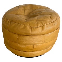 Pouf De Sede in pelle gialla con effetto patchwork, anni '70, Svizzera