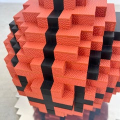 „Dunk-bit“, handgefertigte Basketball-Skulptur aus Leder im Pixel-Stil, 2020er Jahre, USA