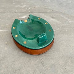 Aschenbecher im Jacques-Adnet-Stil aus grüner Keramik und Leder in Hufeisenform, 1950er Jahre, Frankreich