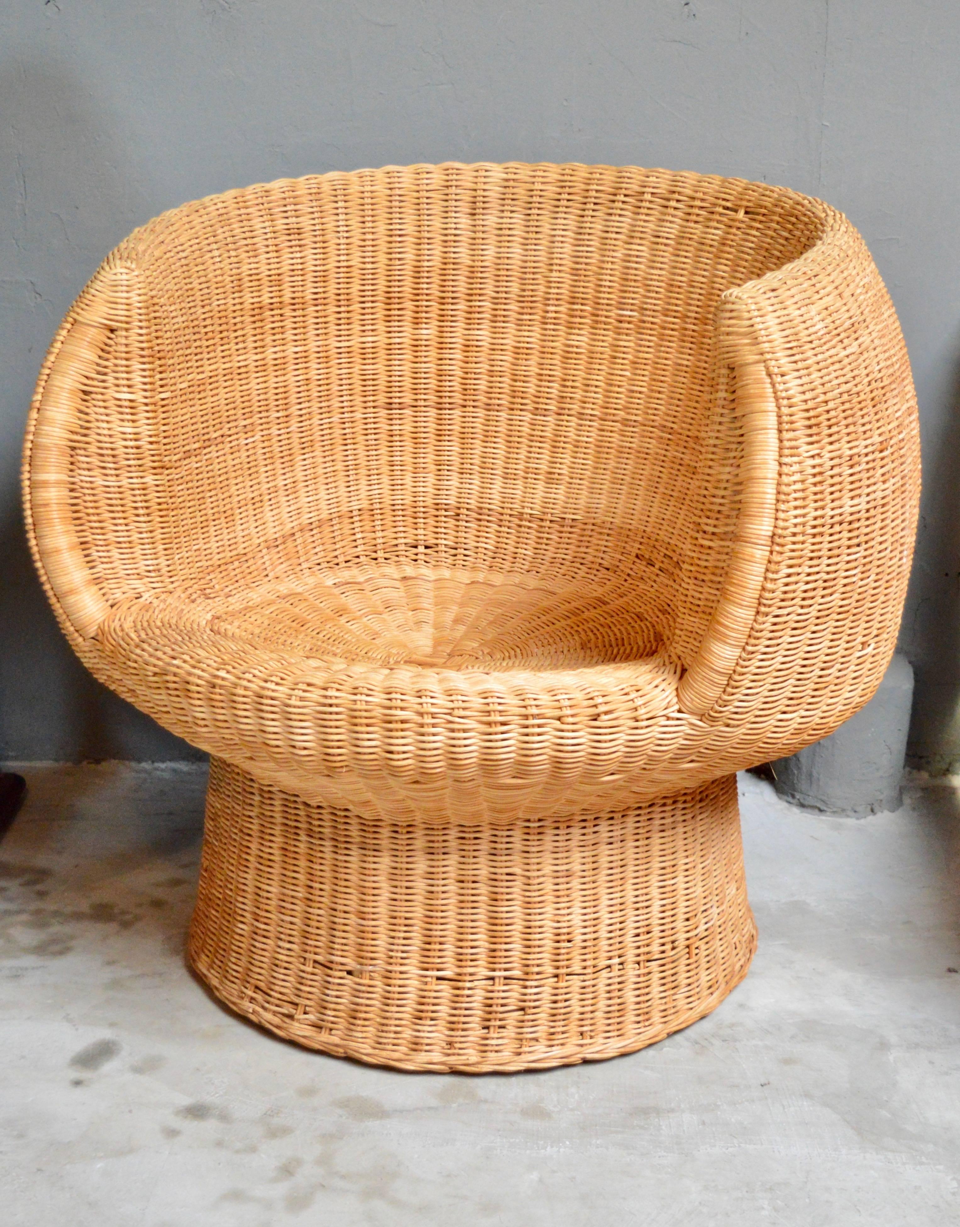 Fantastic single sculptural wicker chair. Great shape and size. Excellent vintage condition. Perfect for indoors or outside covered patio.