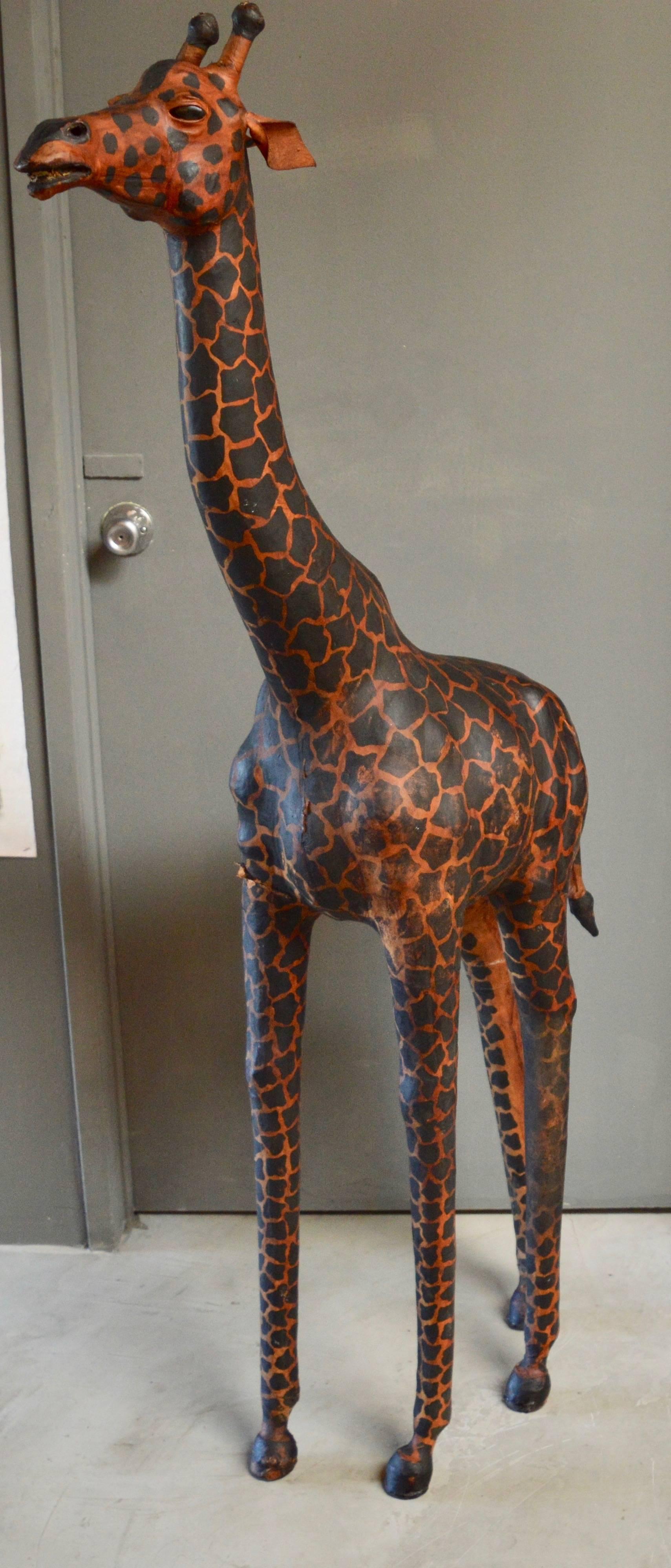 Paar große Giraffenskulpturen aus Leder (Ende des 20. Jahrhunderts)