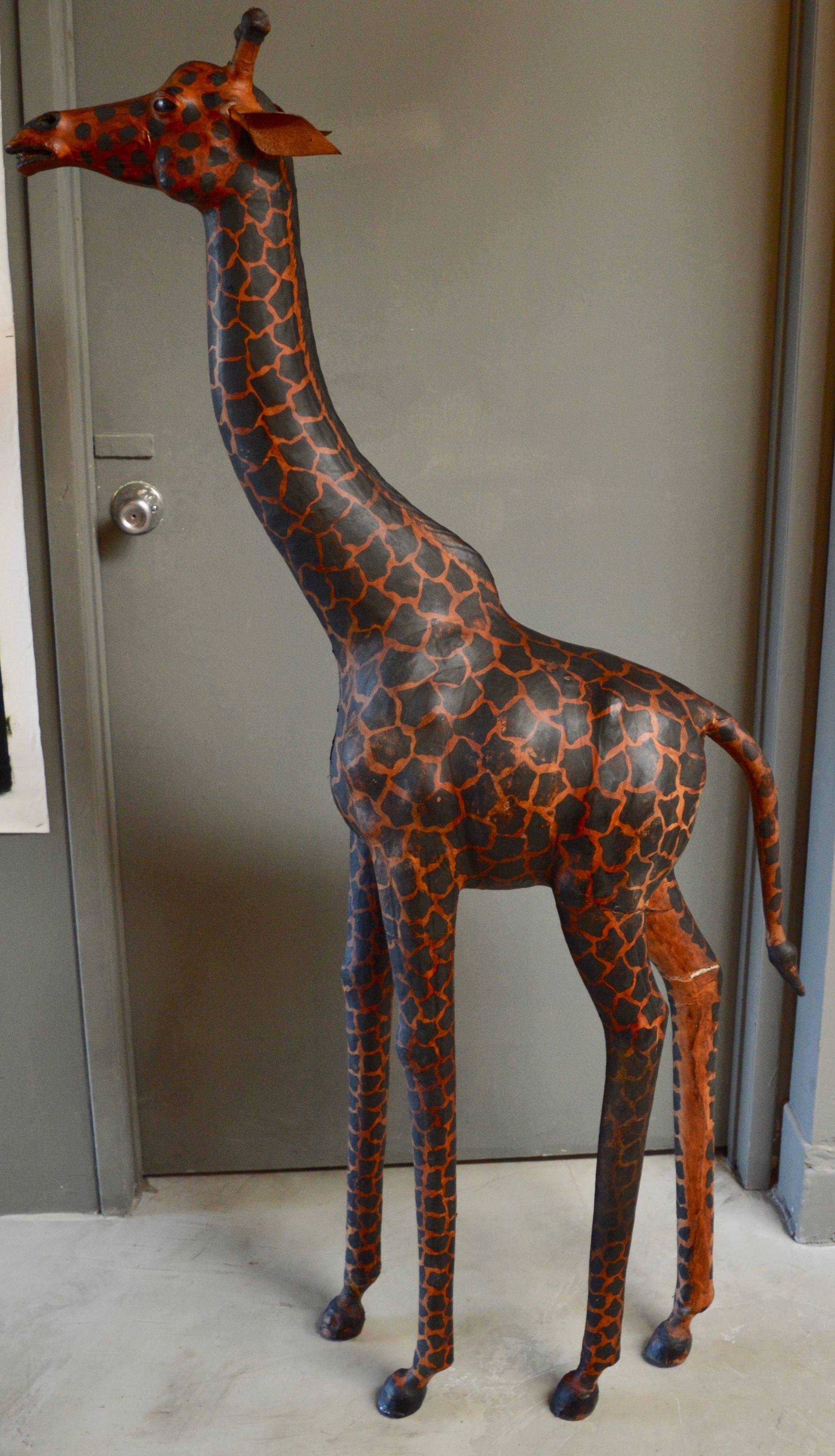 Paar große Giraffenskulpturen aus Leder im Zustand „Gut“ in Los Angeles, CA