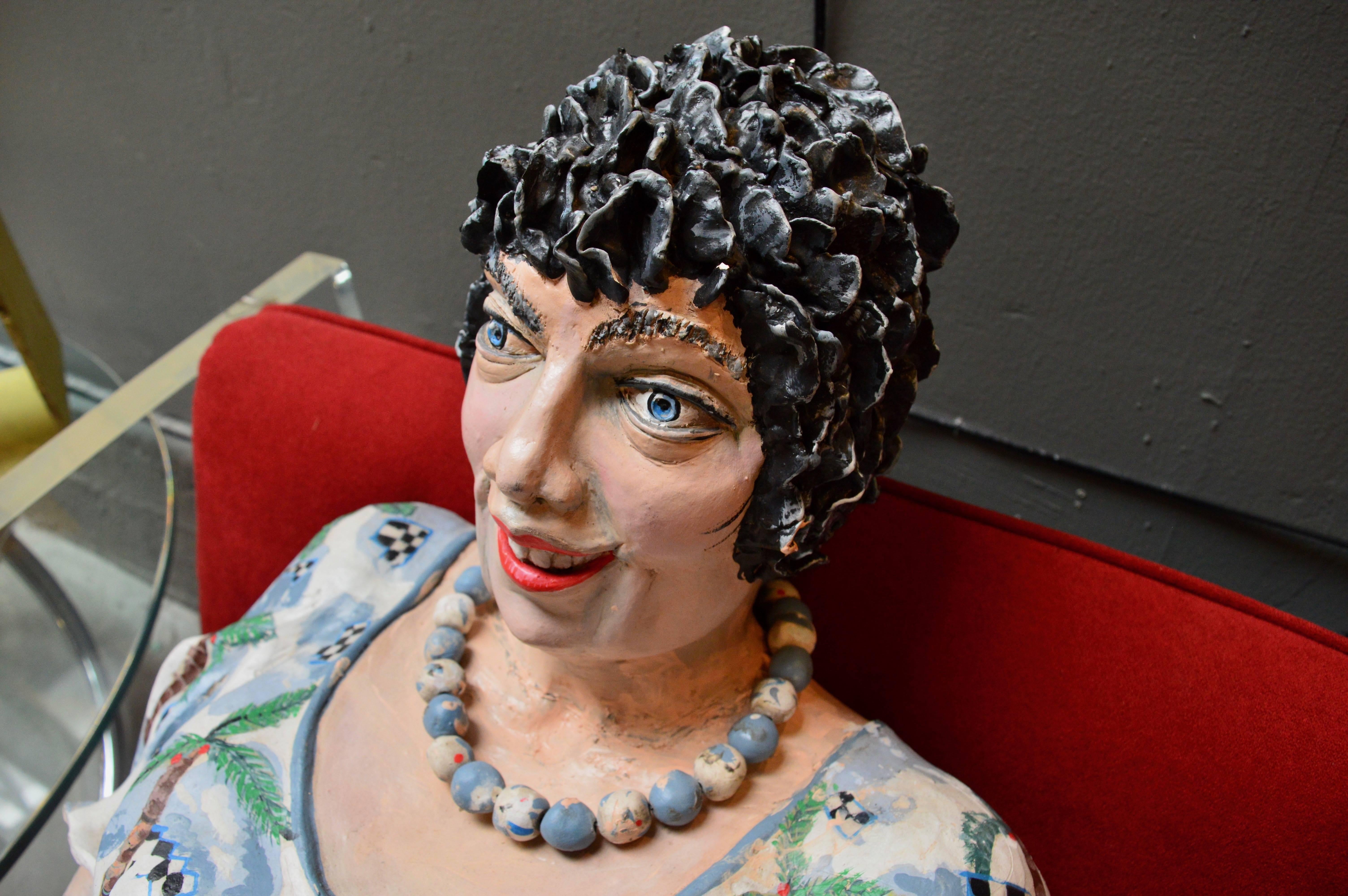 Preciosa escultura de escayola a tamaño natural de Estelle Tieman. Una anciana llamada Sadie con un donut y un café en la mano. Lleva un vestido hawaiano de Mumu y un collar.  Es una escultura fantástica con mucha presencia. Muy pesado. Firmado