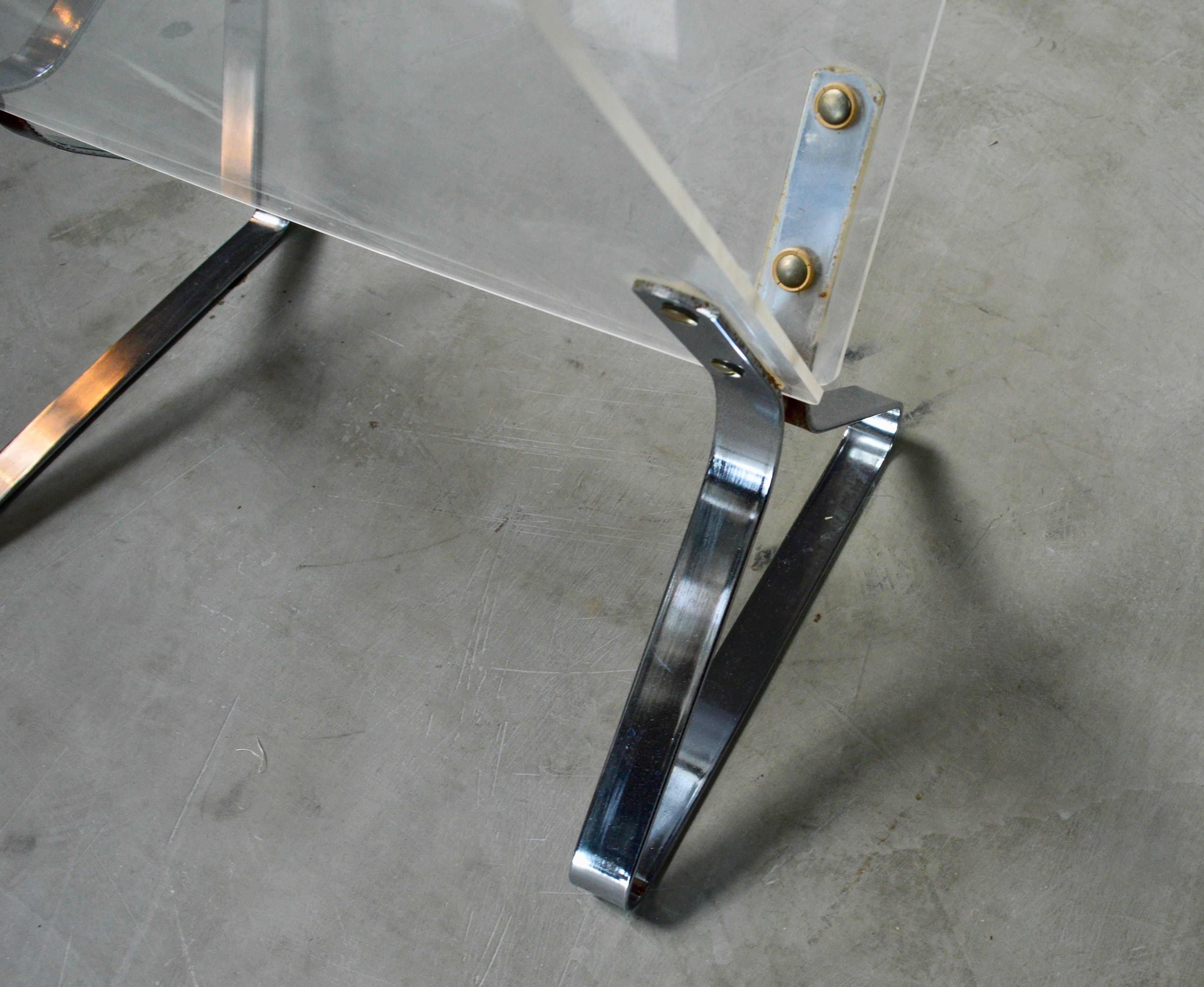 Eccellente portariviste in lucite e cromo. Due disponibili. Prezzo individuale. Ottime condizioni vintage.