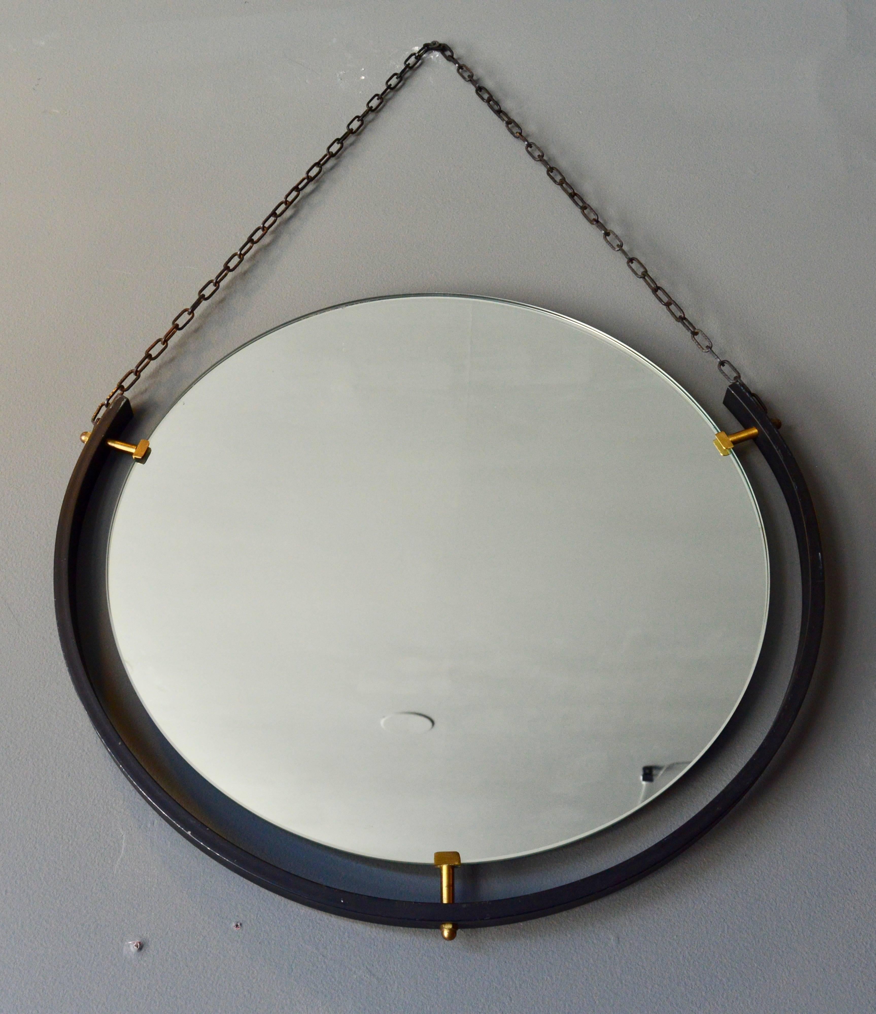 Fantastique ensemble de miroirs flottants italiens vintage suspendus par une chaîne en métal. Un miroir a une chaîne noire. Le deuxième miroir a une chaîne en laiton. Le troisième miroir a une chaîne en corde. Il est facile de changer la chaîne et