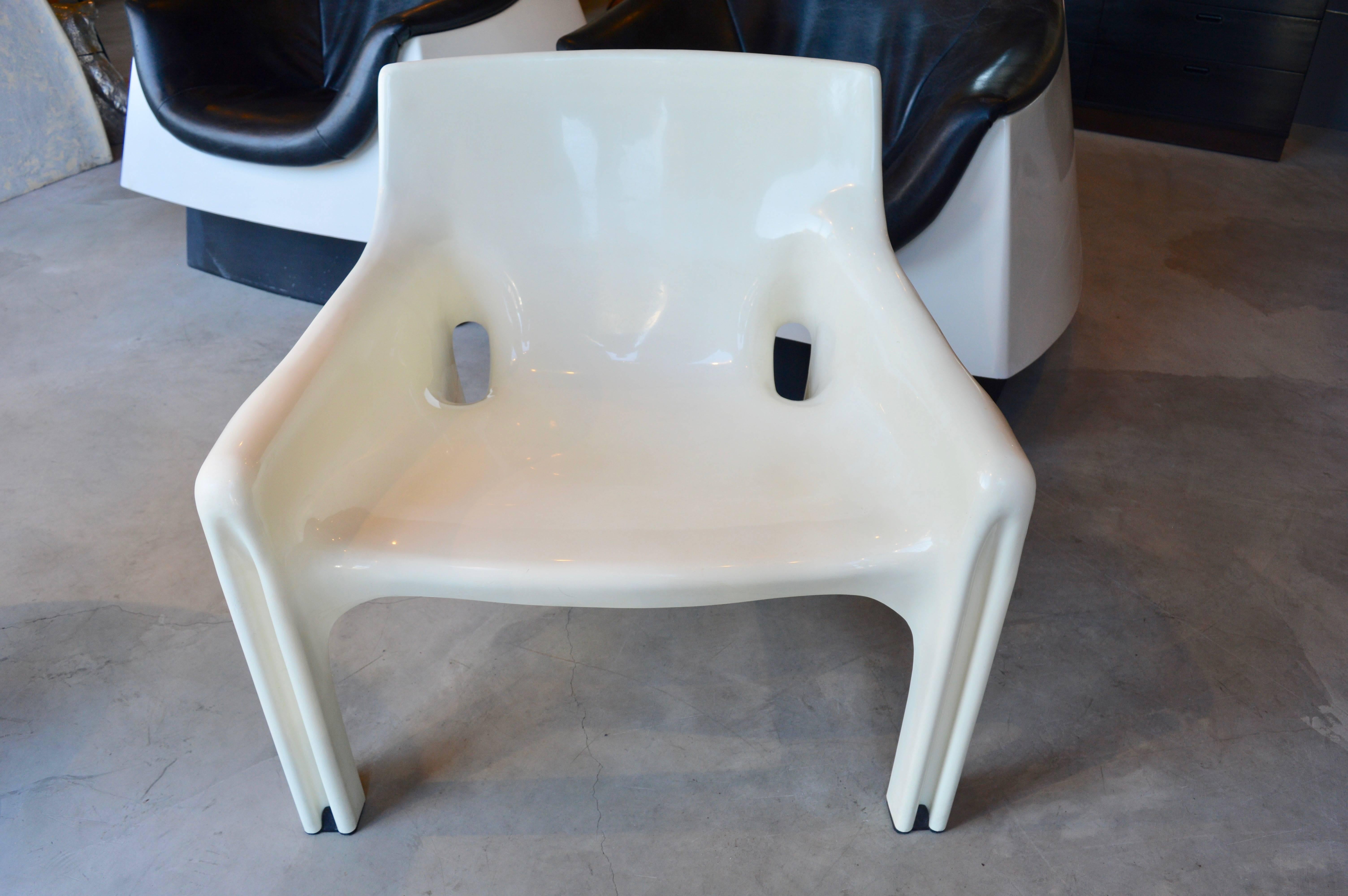 Pair of ivory fiberglass and plastic armchairs by Italian designer Vico Magistretti. The style name is 