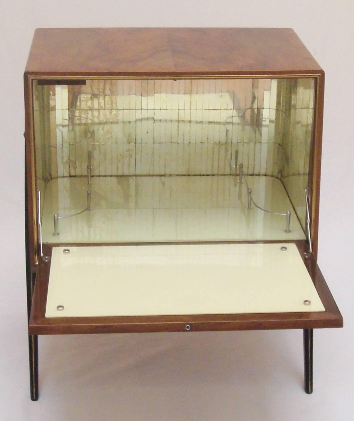 Small Italian 1950s Walnut Cocktail Cabinet with Mirrored Interior In Good Condition In London, GB