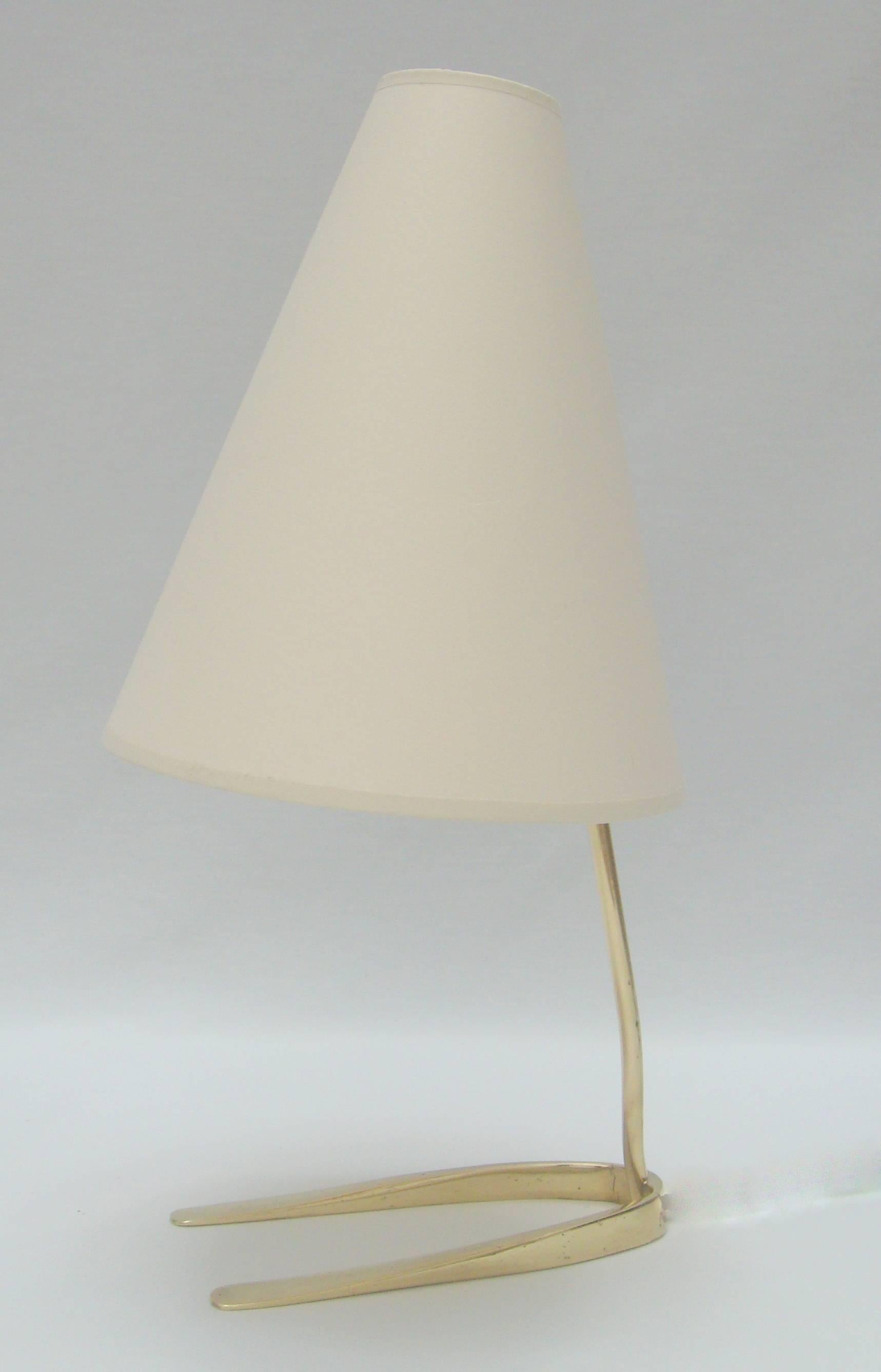 A brass ‘wishbone’ desk lamp with cone shade.
 Re-wired and PAT tested.

Measures: Height: 15 ¼ in / 38.5 cm including shade.
 