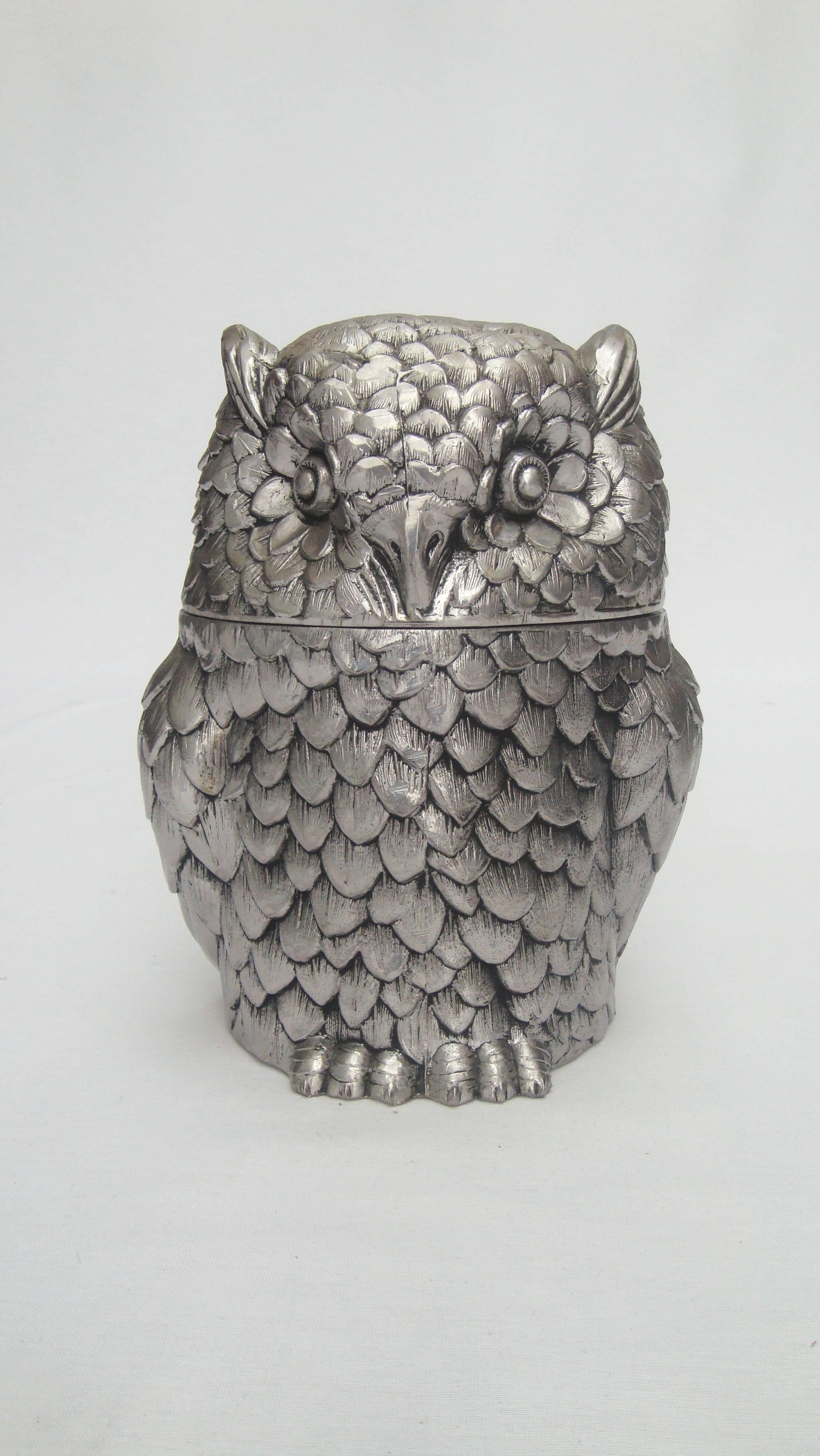 A silver metal ice bucket in the shape of an owl by Mauro Manetti
Signed M M Made in Italy on the base.
 