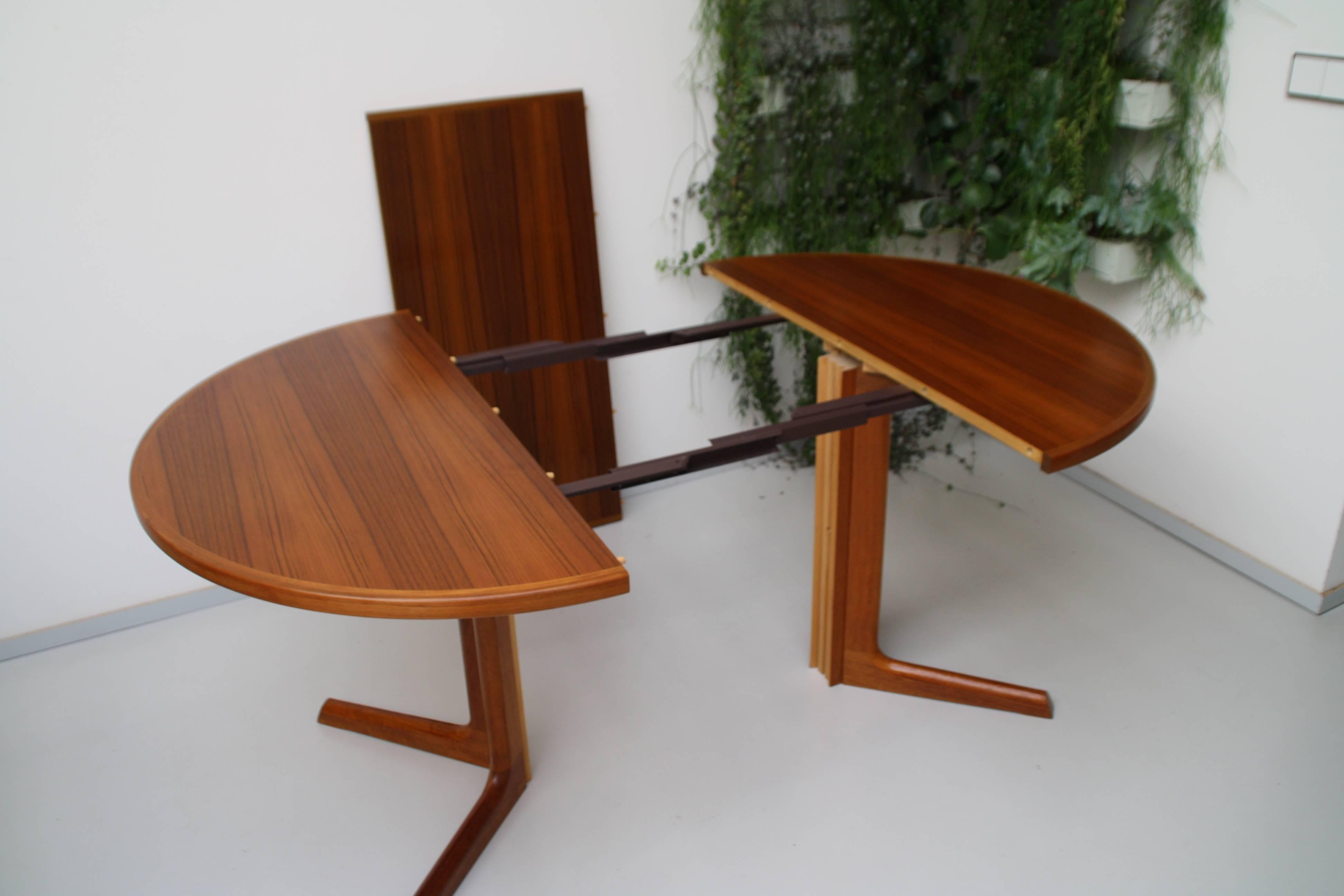 Danish Modern Teak Wooden Dining Table by Niels O Møller Round Expandable 1
