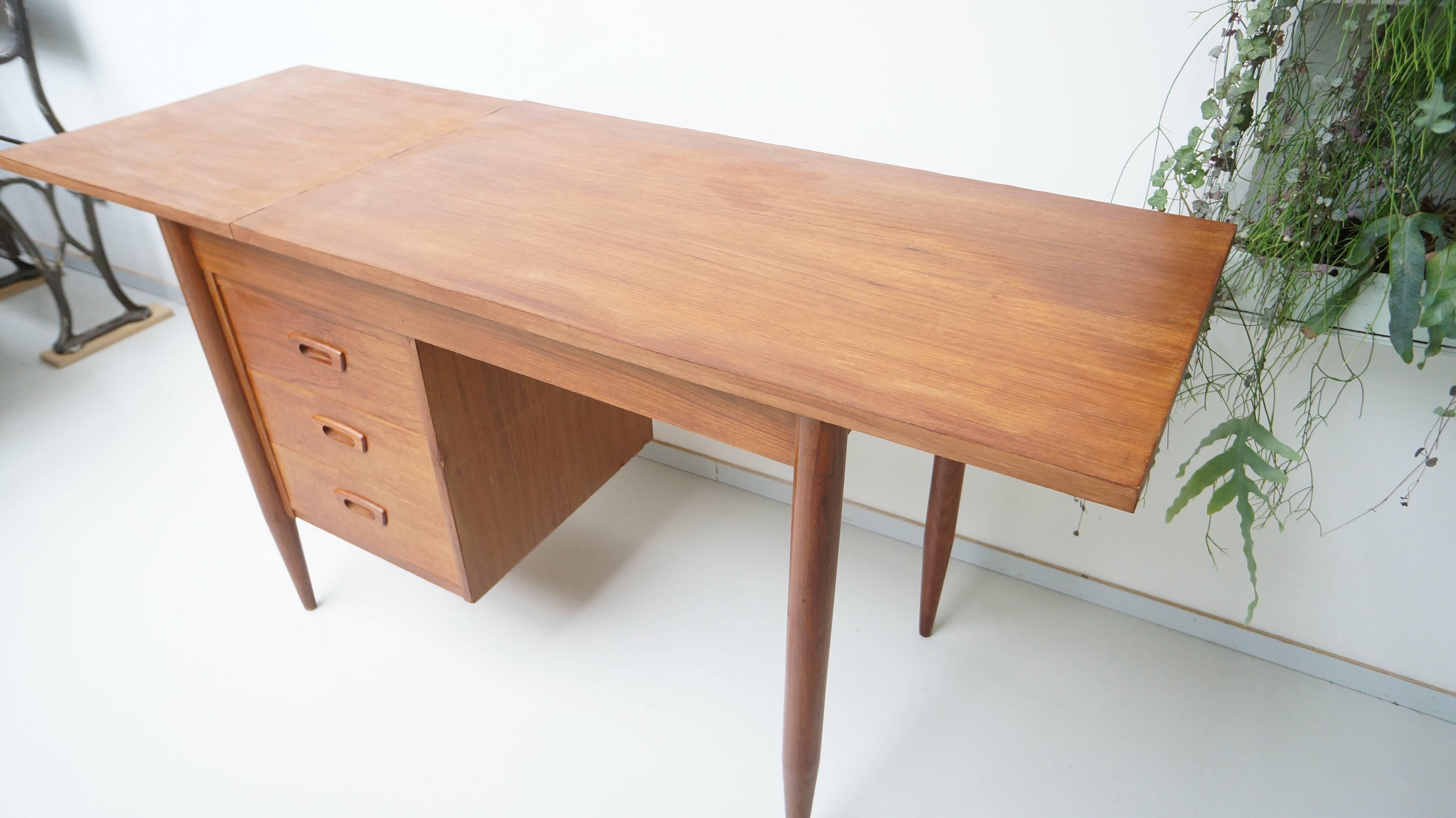 Mid-Century Danish Modern Teak Wood Drop-Leaf Desk by Arne Vodder In Good Condition In Rotterdam, NL