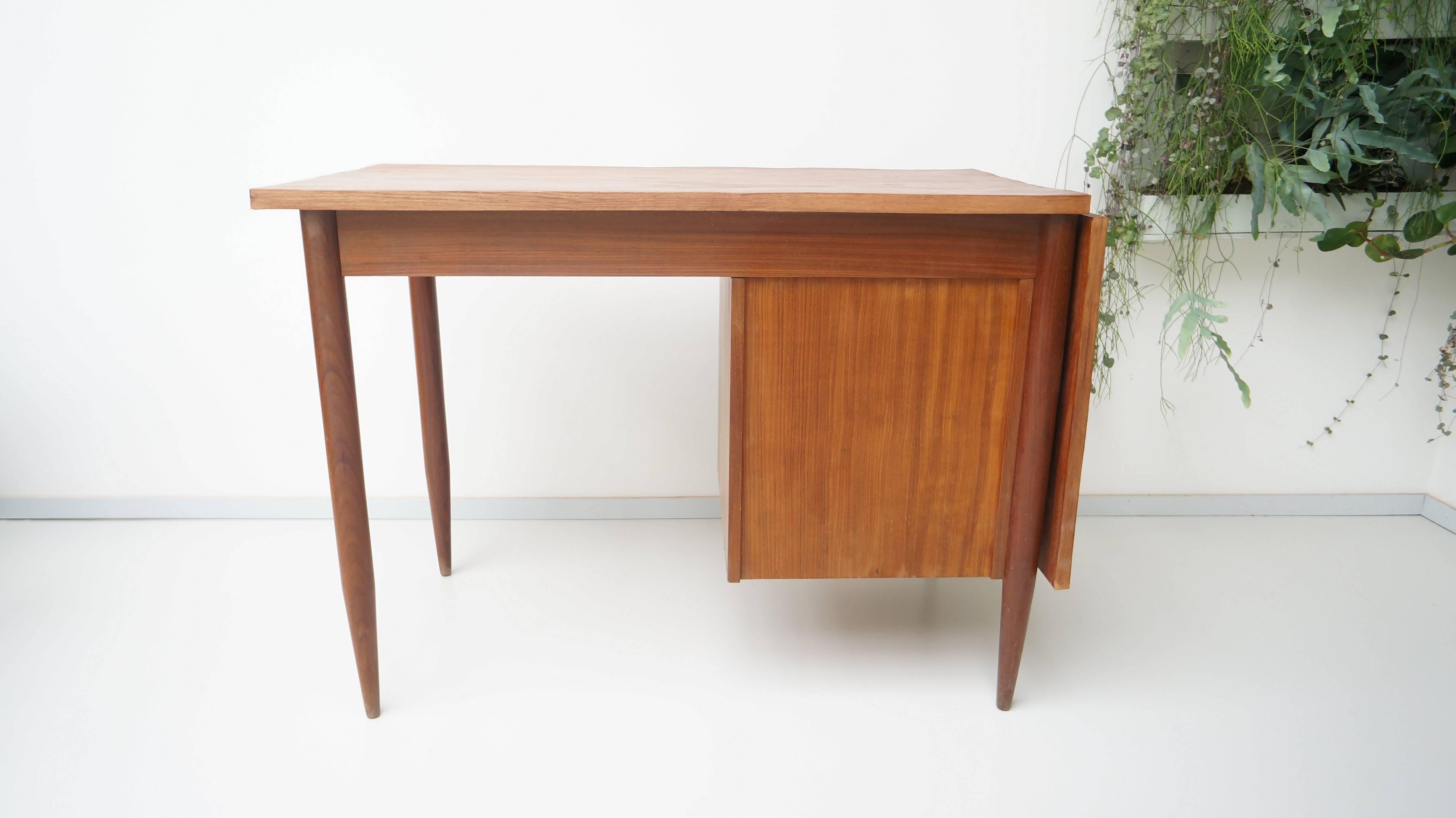 Mid-Century Danish Modern Teak Wood Drop-Leaf Desk by Arne Vodder 1