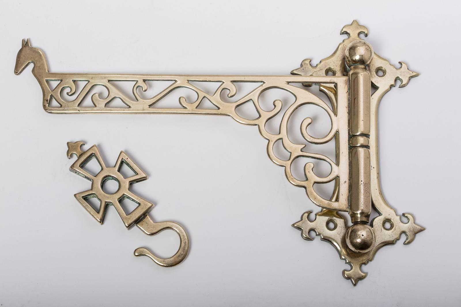 English, brass, cast rack jack with a horse at the end and a Maltese Cross for a hanging hook 12.0″ from the wall, 8.5″ H backplate, circa 1850.

 Used throughout the 18th and 19th centuries this top quality kitchen crane was a fitting that was
