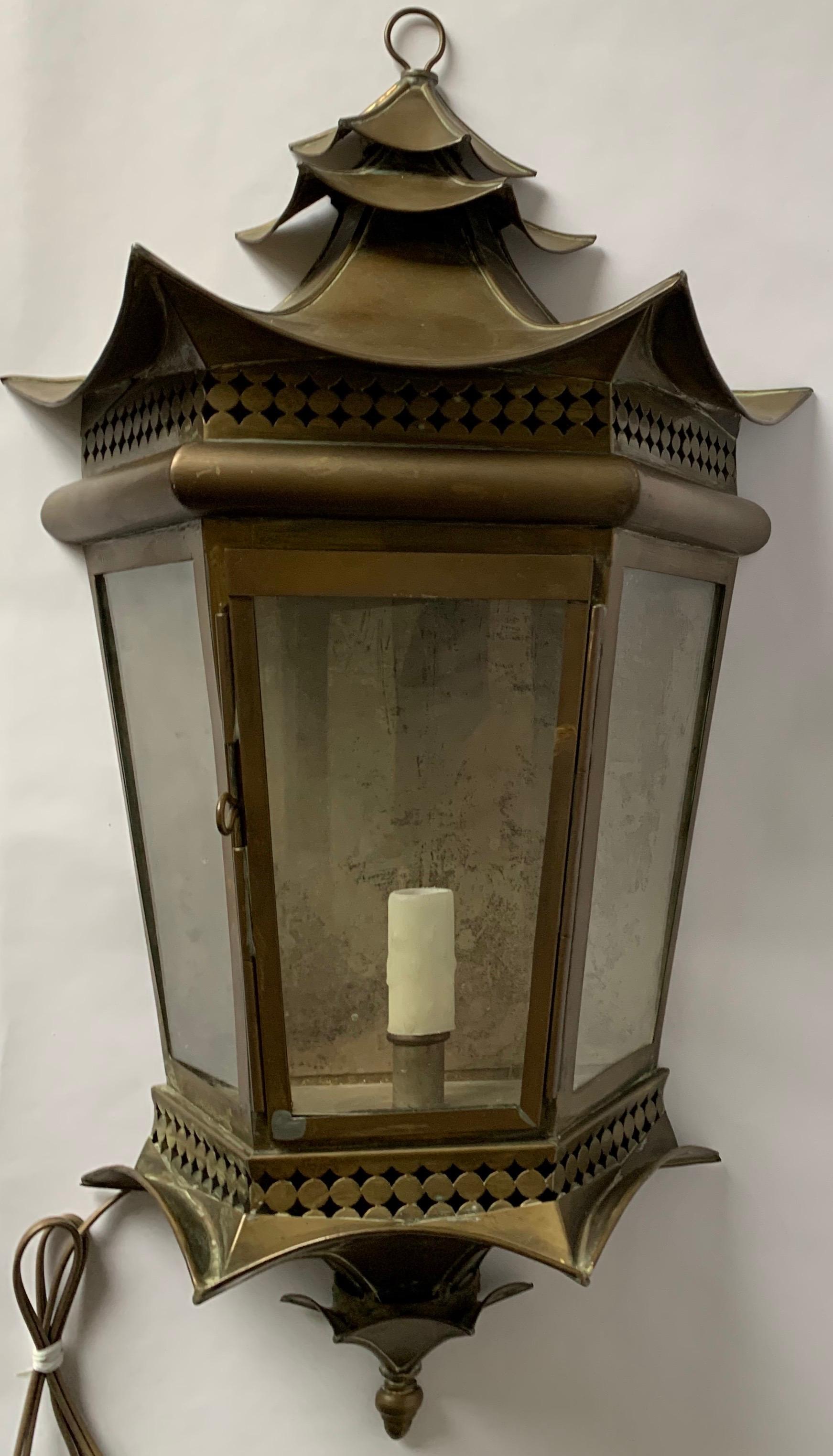1960s Italian brass pagoda sconce. Clear glass panels. Backed in unpainted tin (as shown). Suitable for indoor or covered outdoor areas. Takes one chandelier bulb (not included). Newly rewired.

Please note that additional components such as back
