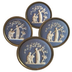 jeu de quatre embrasses de rideaux en laiton doré et jasperware bleu:: Angleterre 1850