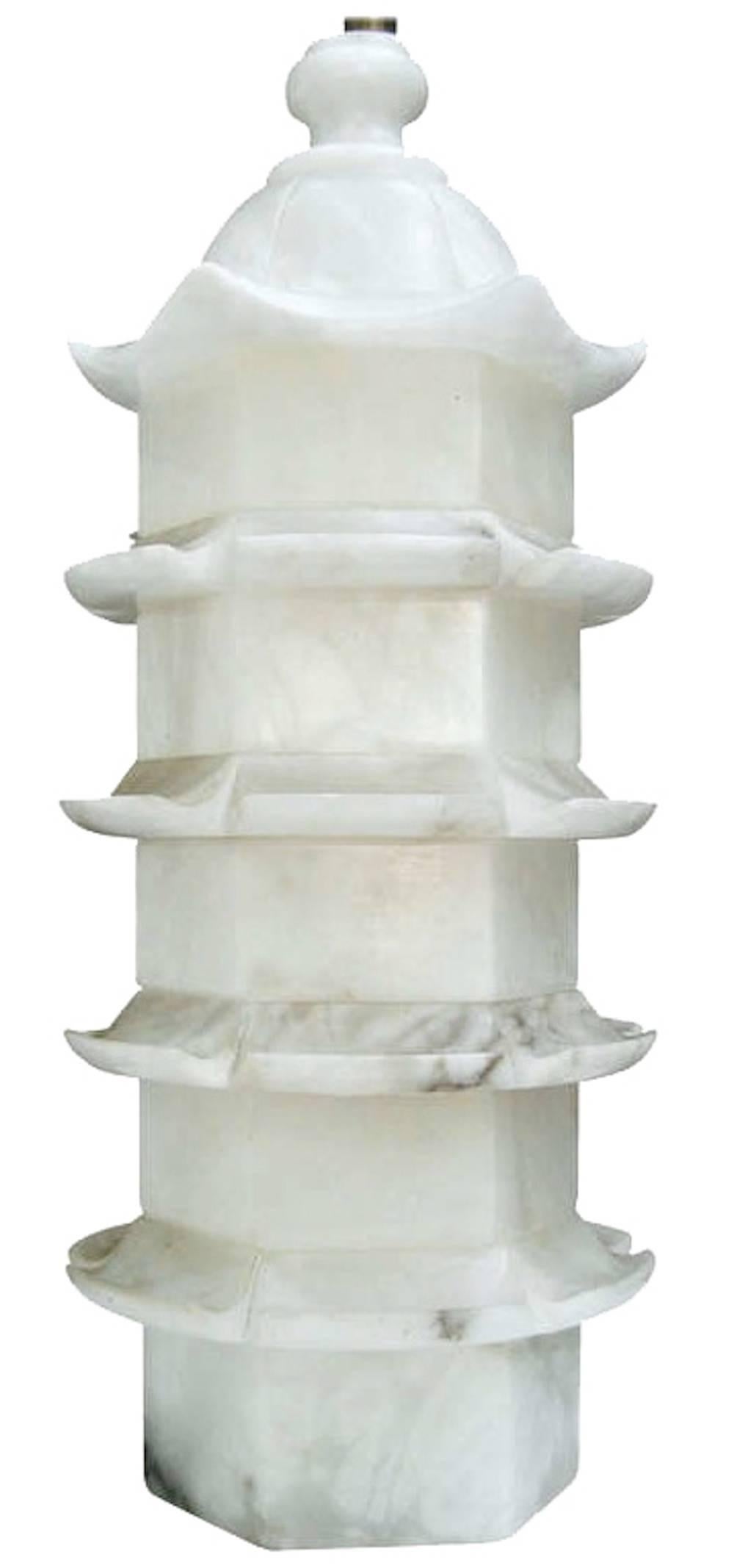 Grande lampe en forme de pagode en marbre sculpté de Chinoiserie. Finale en marbre assortie. Le câblage a été refait à neuf avec une double prise chromée. Fonctionne avec deux ampoules standard (non incluses). Abat-jour non inclus
