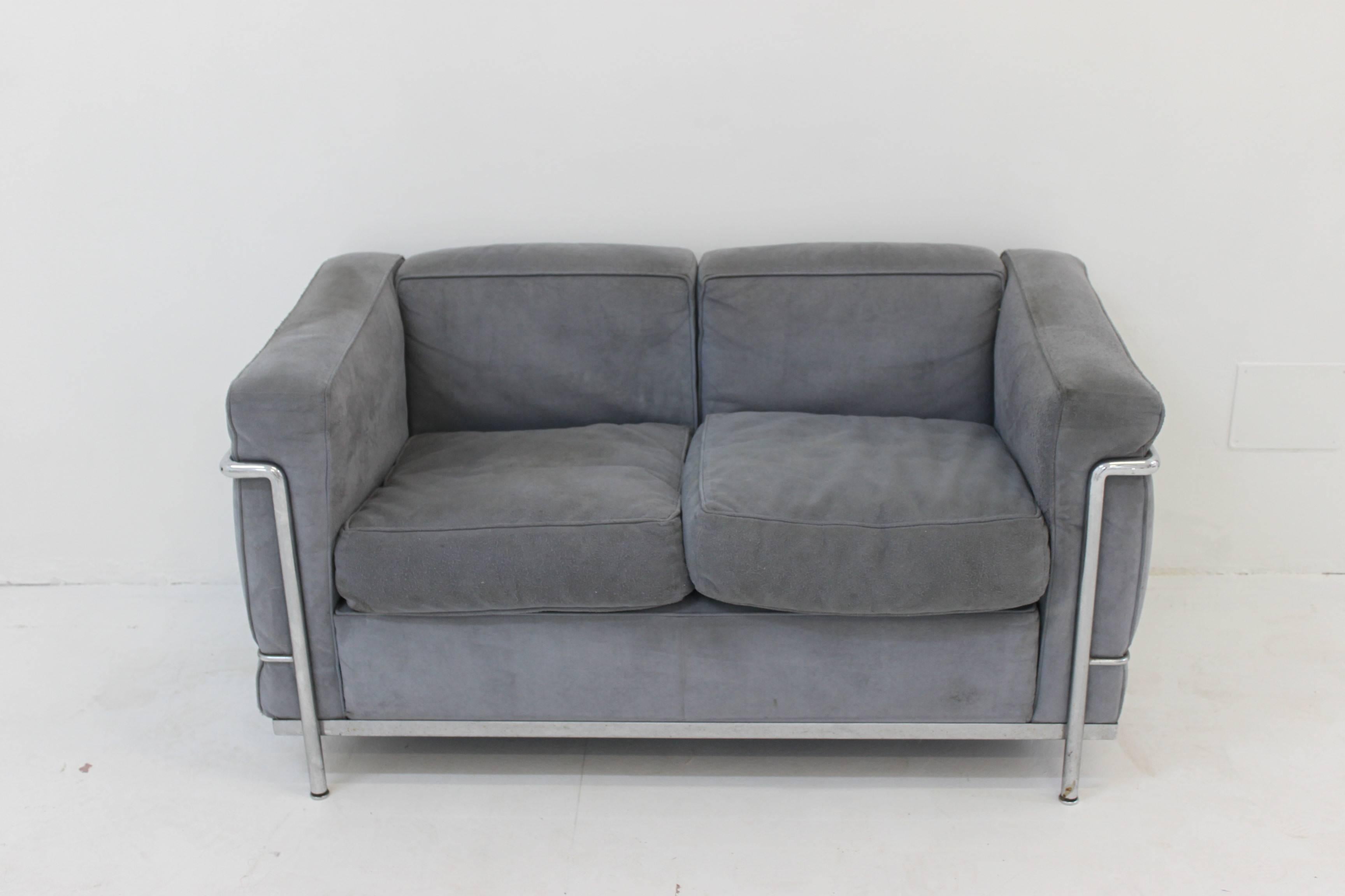 Two beautiful sofas designed by Le Corbusier for Cassina.
Pair of gray velvet sofas,
1960s.