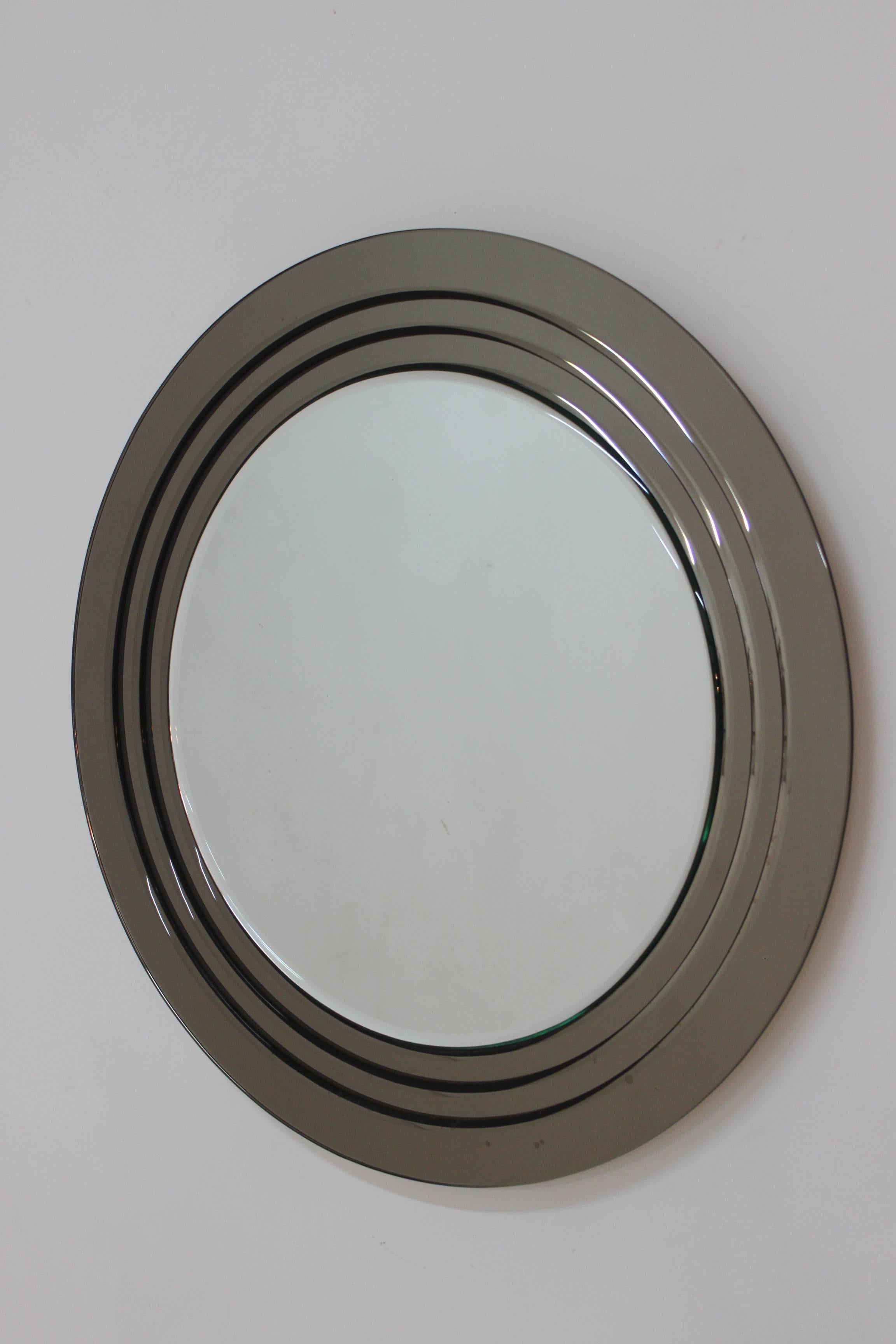 Beatiful round mirror made by crystal Art.
Glass details,  
circa 1960.