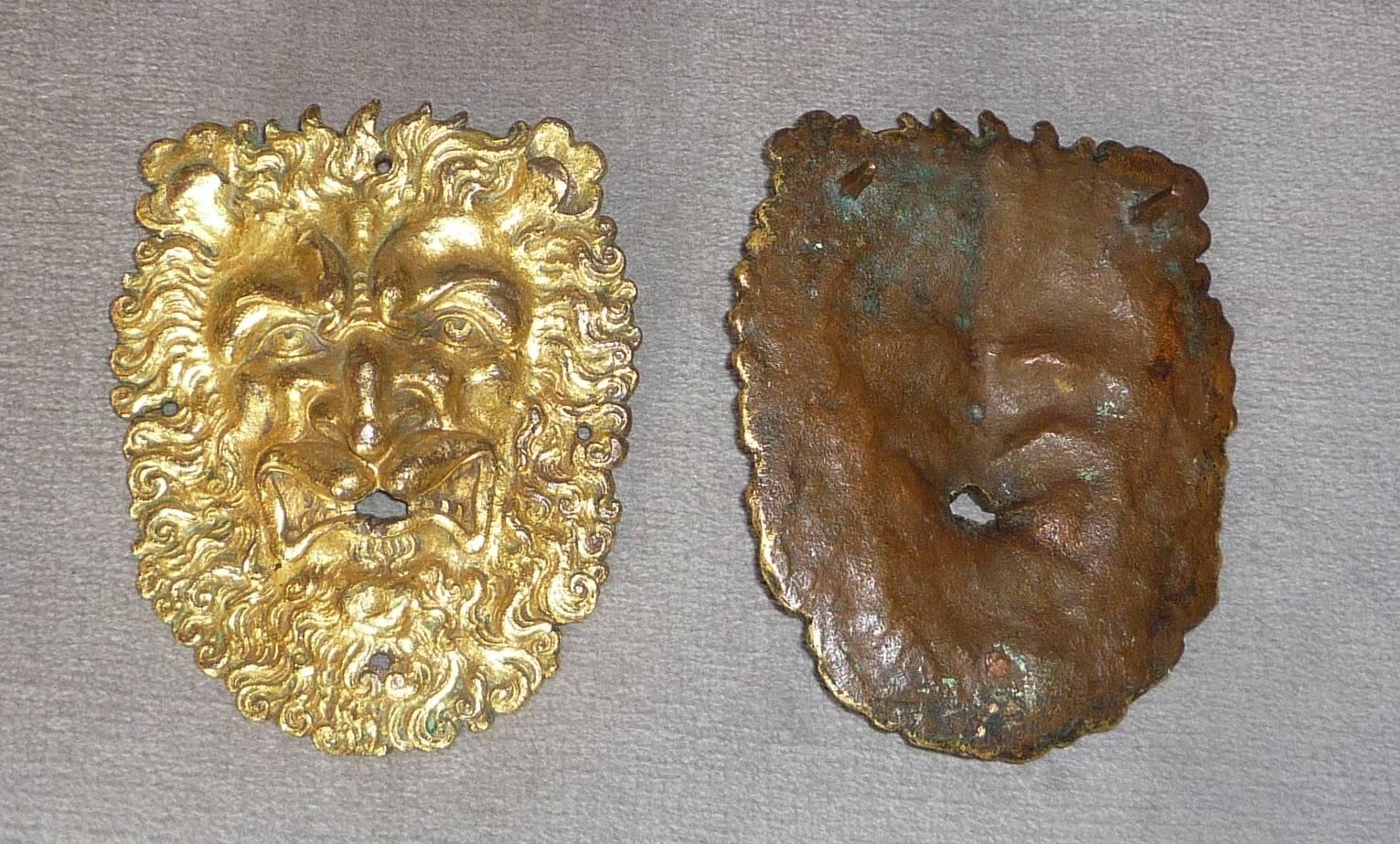A pair of Roman Renaissance period gilt bronze masks of lions (second half of the 16th century).