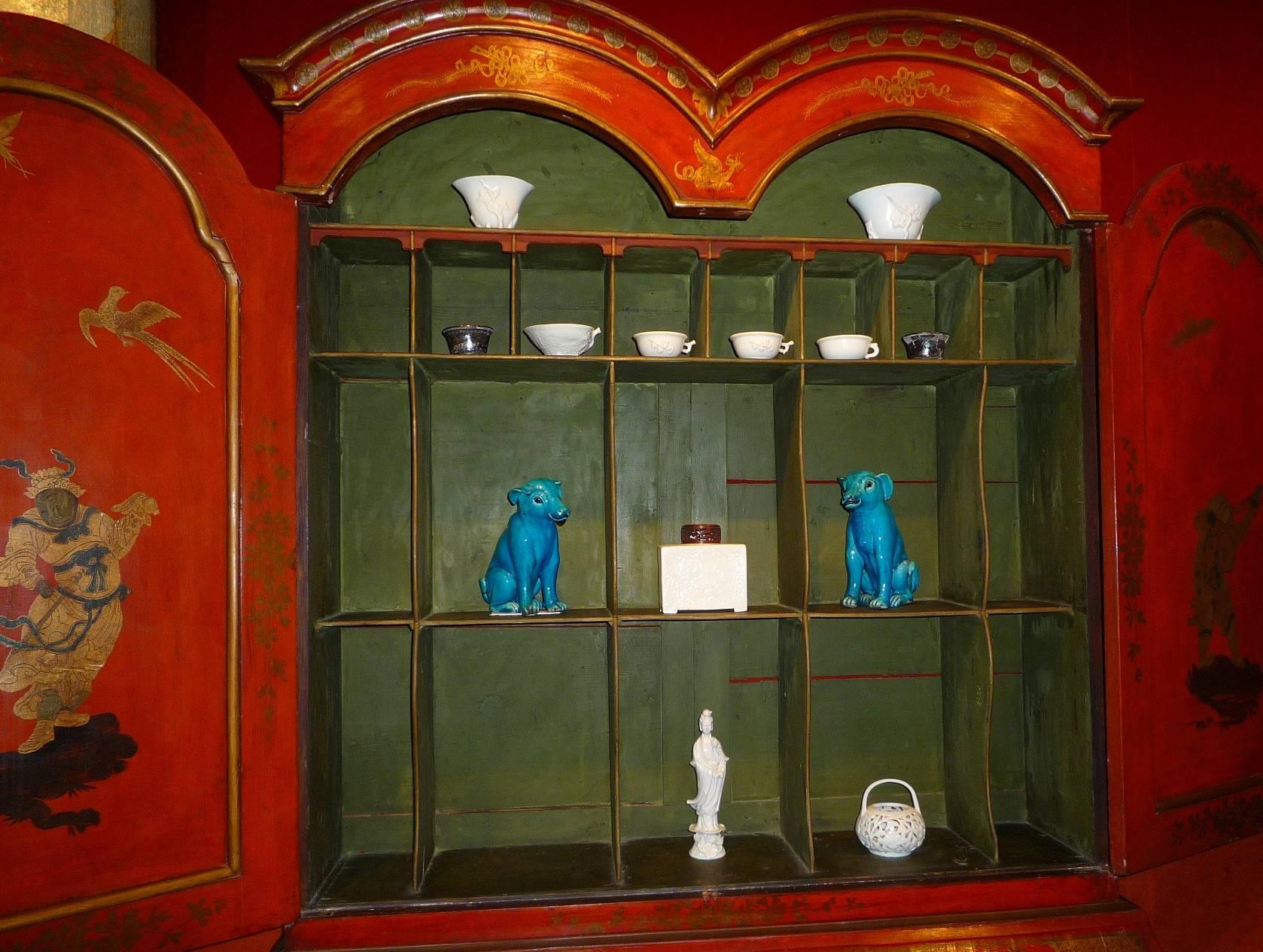 English George II Period Chinoiserie Painted Bureau Bookcase, circa 1740 In Excellent Condition For Sale In Paris, FR