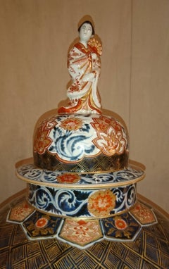 18th Century, Large Japanese Imari Decoration Porcelain Covered Jar